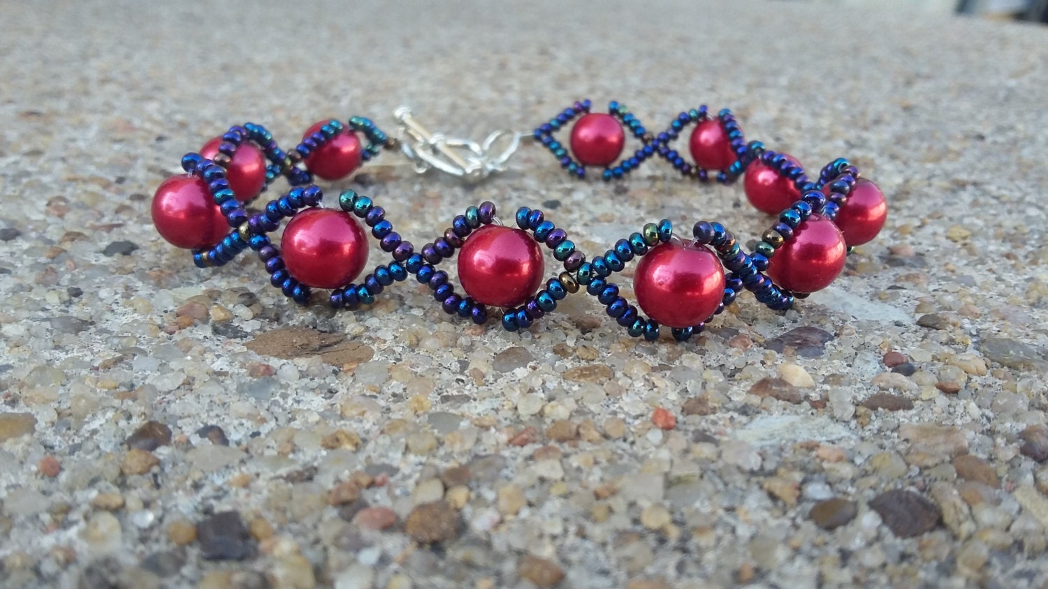 Red Bead Spange Armband, Metallic Blaue Rocailles, Handgemacht von KrystalineElegance