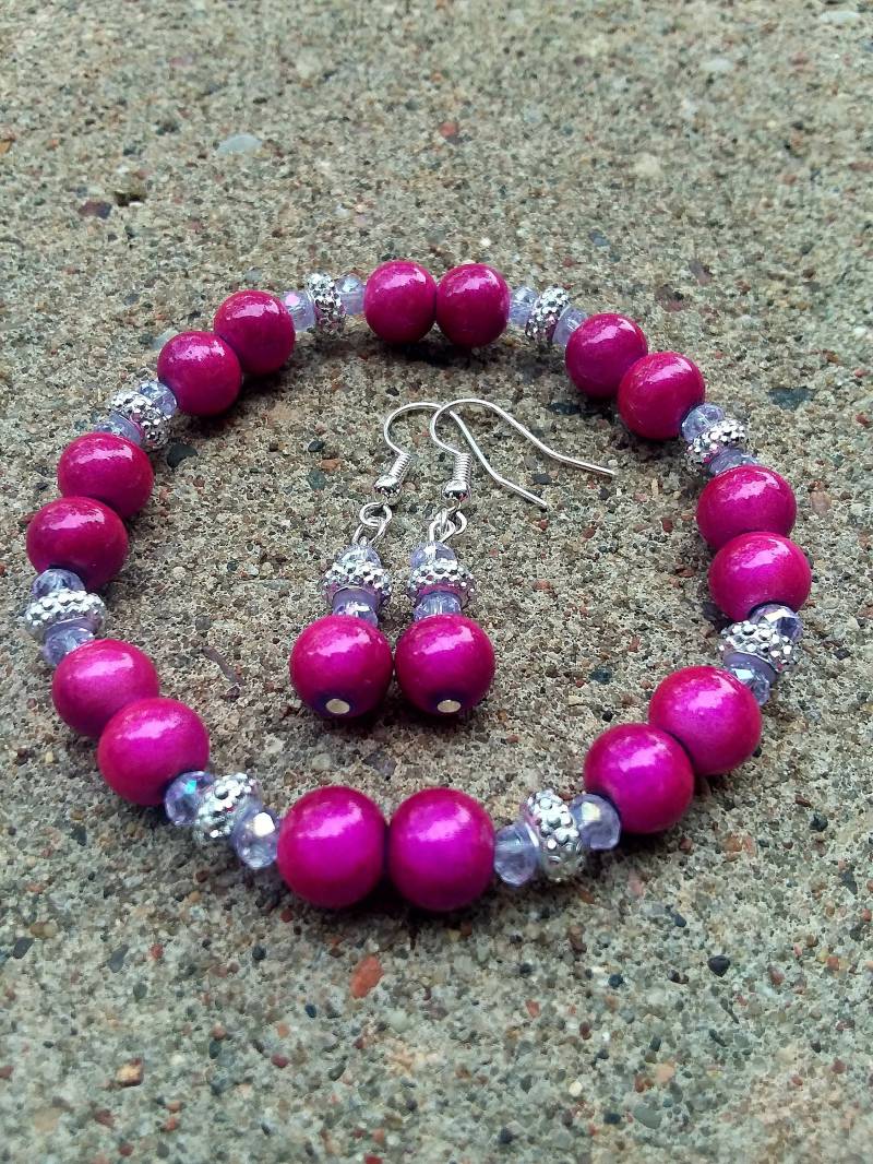 Schillernde Rosa Perlen Schmuck Set, Silber Akzente, Armband Und Ohrringe von KrystalineElegance