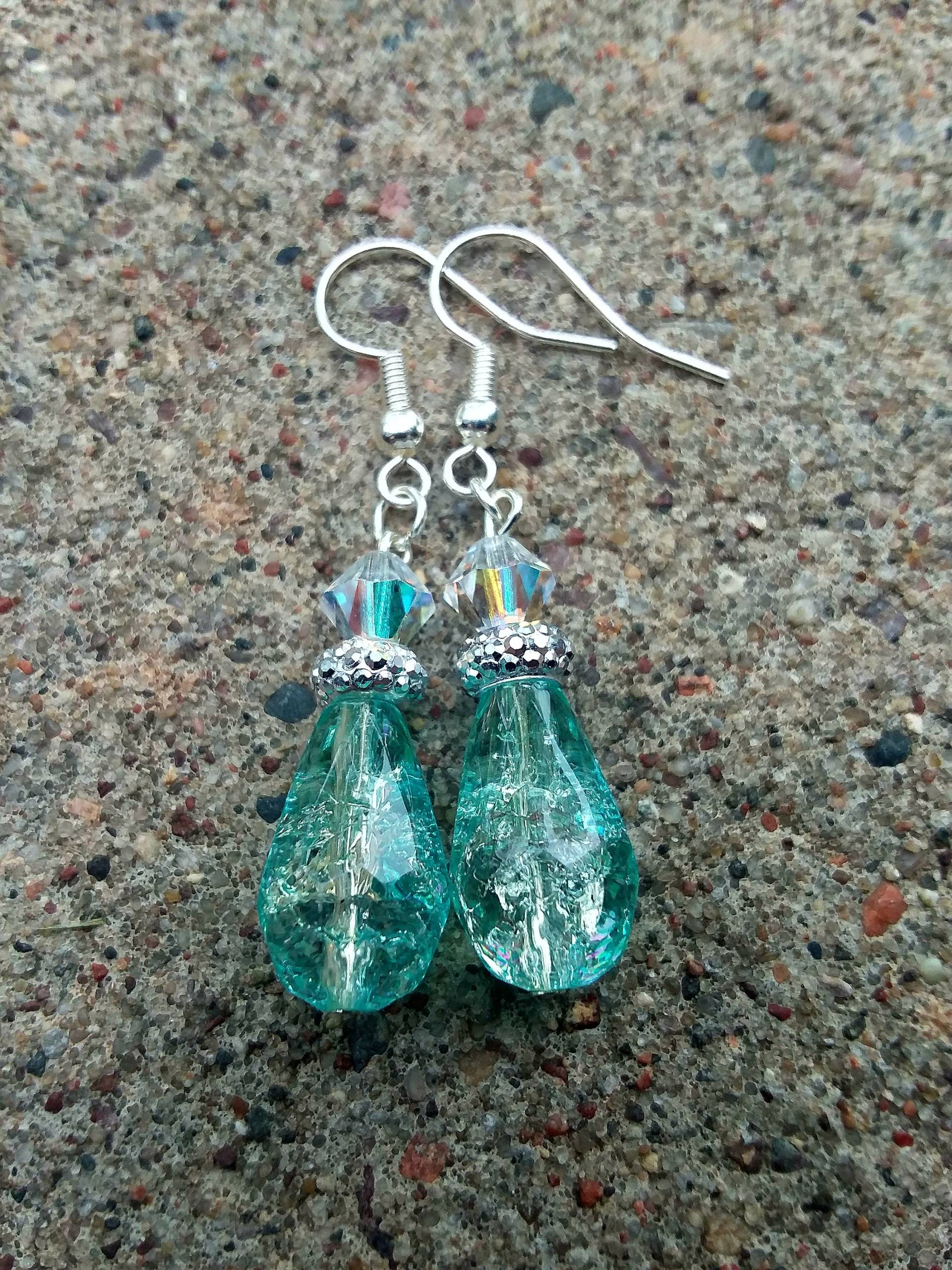 Schöne Glastropfen-Ohrringe Mit Silberfarbenen Akzenten von KrystalineElegance