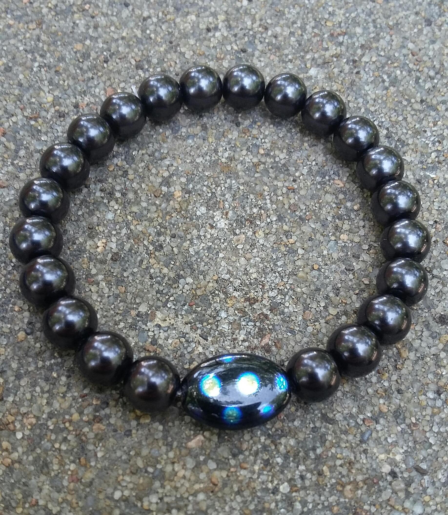 Schwarzes Glasperlen Stretch Armband Mit Polka Dot Perle von KrystalineElegance