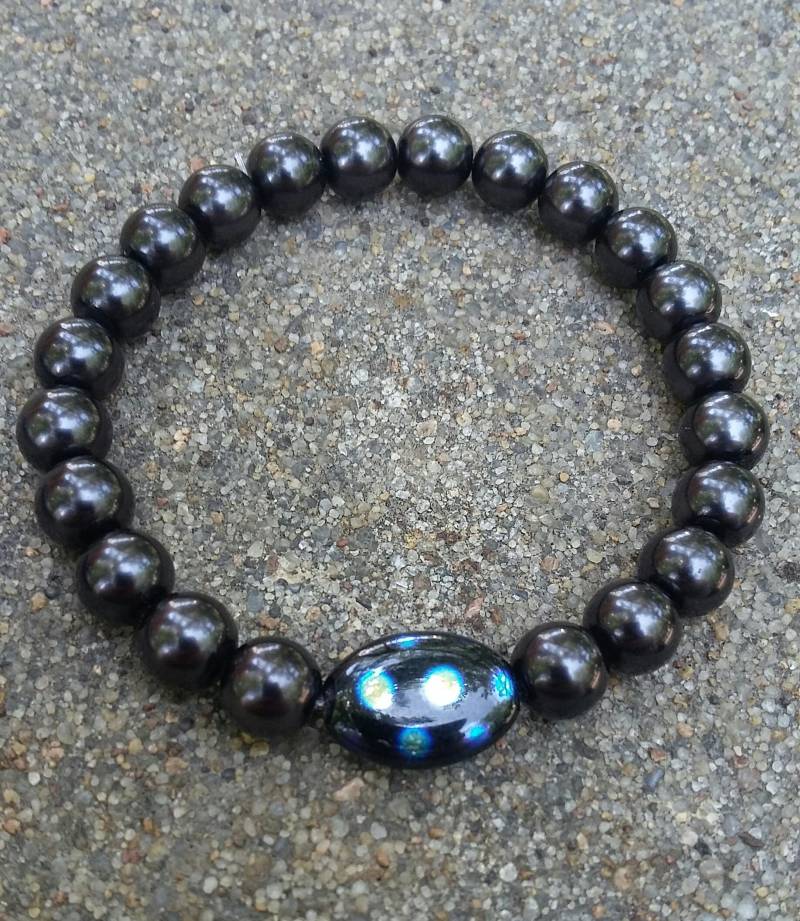 Schwarzes Glasperlen Stretch Armband Mit Polka Dot Perle von KrystalineElegance