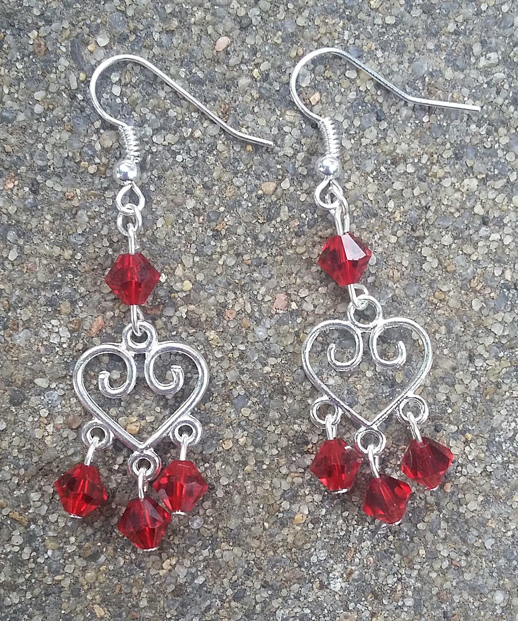 Silber Herz Baumeln Ohrringe, Rote Kristallperlen-Leuchter-Ohrringe von KrystalineElegance