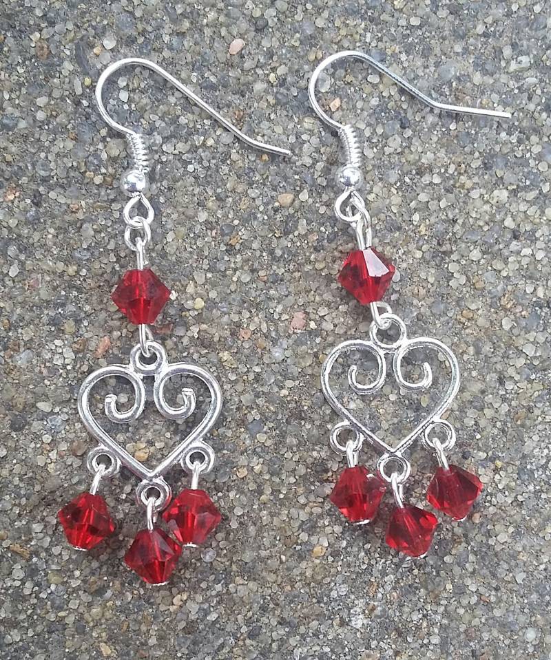 Silber Herz Baumeln Ohrringe, Rote Kristallperlen-Leuchter-Ohrringe von KrystalineElegance