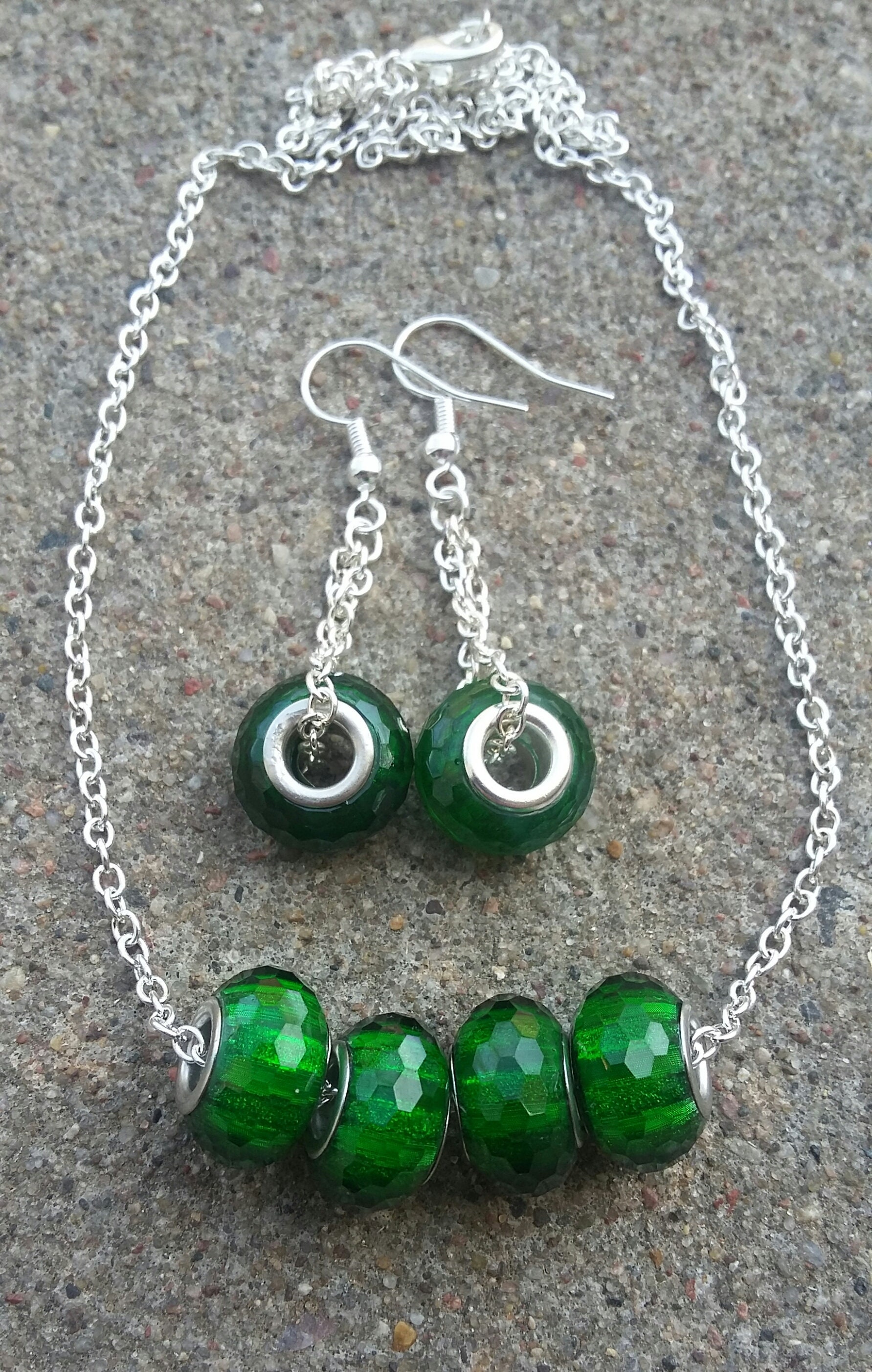 Smaragdgrüne Lampwork Bead Schmuckset, Silberkette von KrystalineElegance