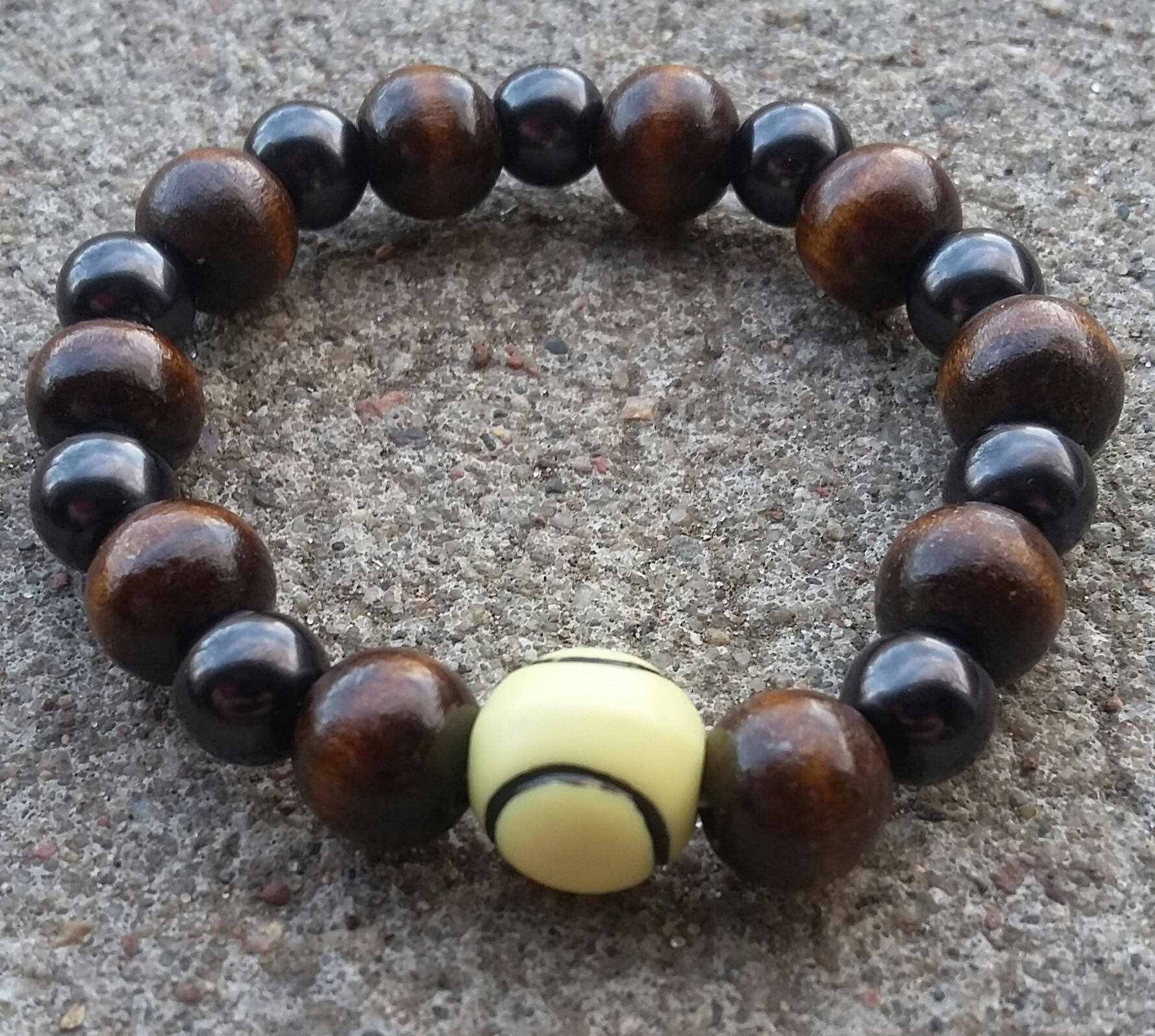 Tennisball Bead Stretch Armband, Holz & Schwarze Glasperlen von KrystalineElegance