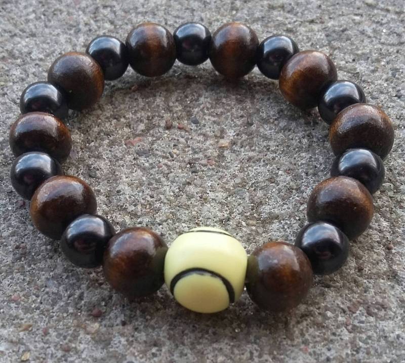 Tennisball Bead Stretch Armband, Holz & Schwarze Glasperlen von KrystalineElegance