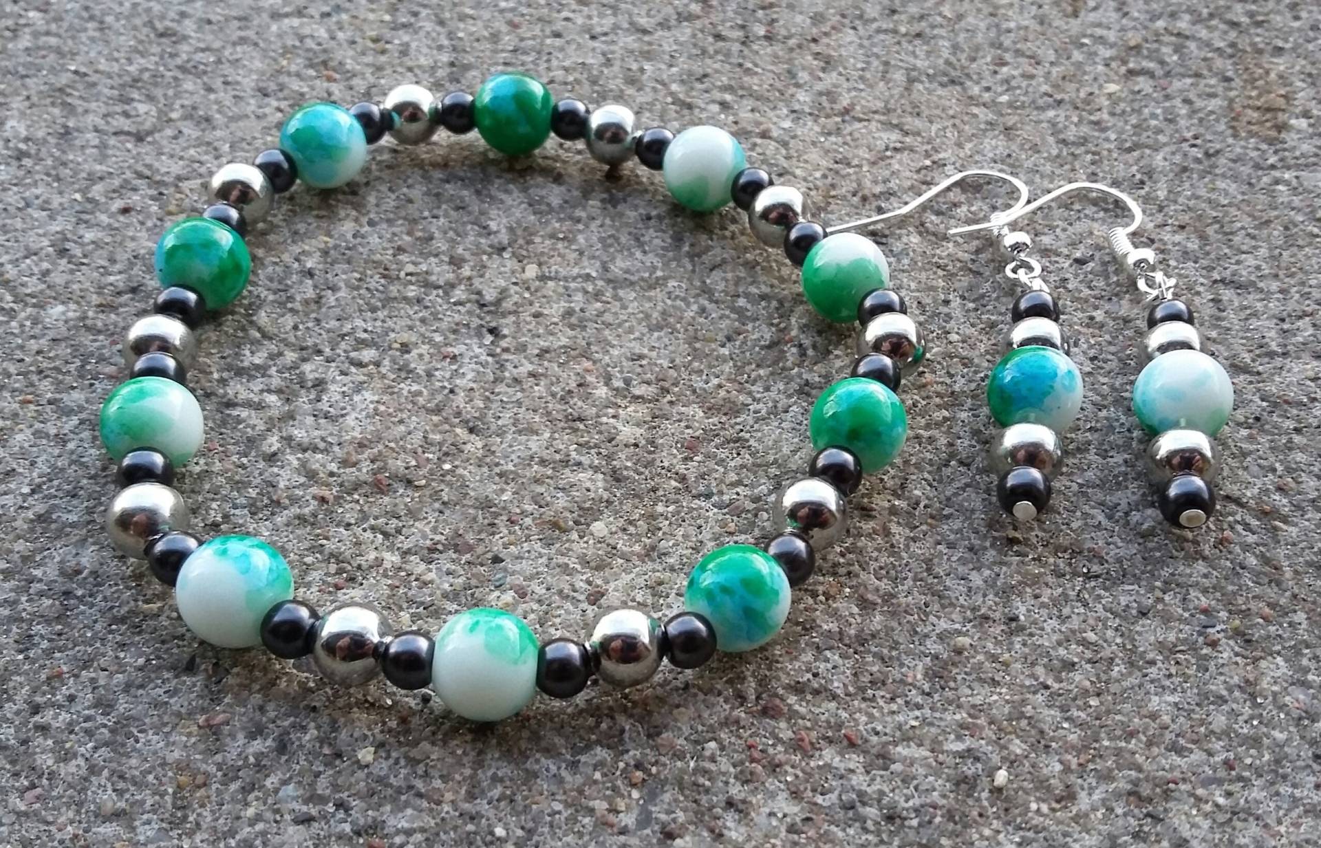 Tie Dyed Perlenschmuck Set, Handgemachtes Armband & Ohrringe von KrystalineElegance