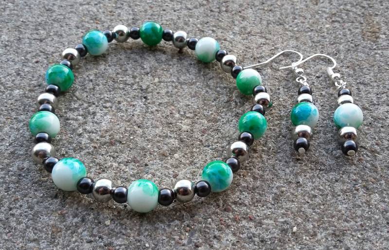 Tie Dyed Perlenschmuck Set, Handgemachtes Armband & Ohrringe von KrystalineElegance