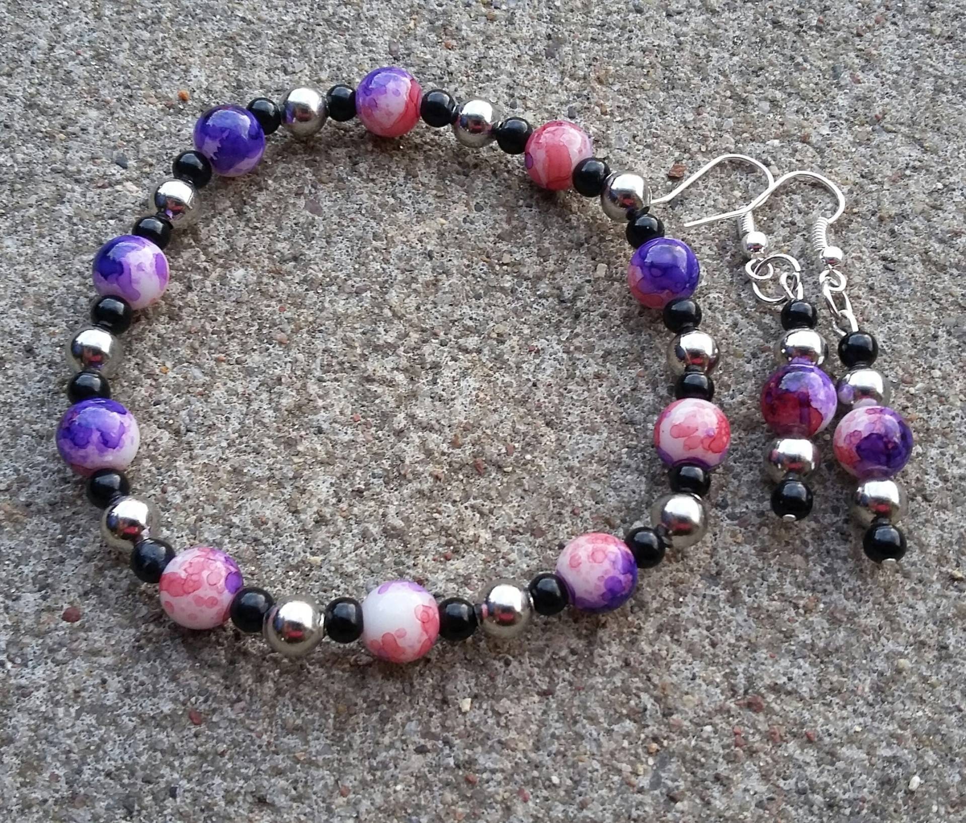 Tie Dyed Perlenschmuckset, Silberakzente, Ohrhänger, Stretcharmband von KrystalineElegance