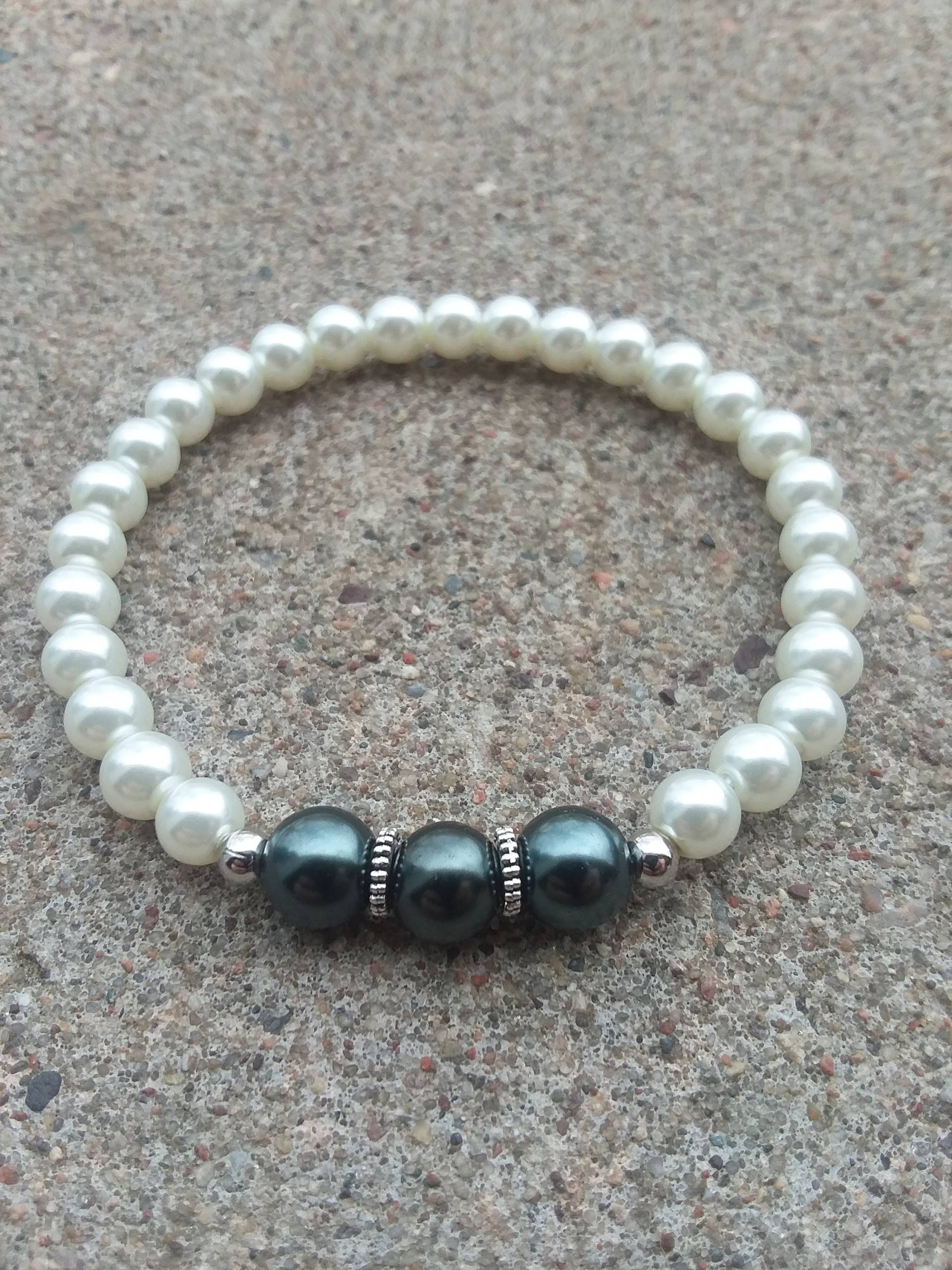 Weiße Perle Stretch Armband, Schwarze Akzent Perlen, Hochzeitsschmuck Weiße Perle Stretch Armband, Schwarze Akzent Perlen, Hochzeitsschmuck von KrystalineElegance