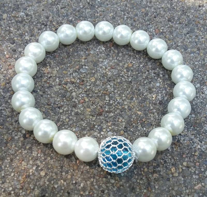 Weisses Glasperlen Armband, Draht Gewickelt Blaue Perle, Stretch Schmuck von KrystalineElegance