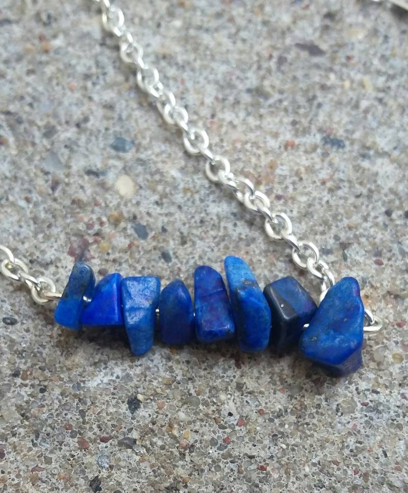 Zierliche Blaue Lapis Splitter Halskette, Sterling Silber Überzogene Kette von KrystalineElegance