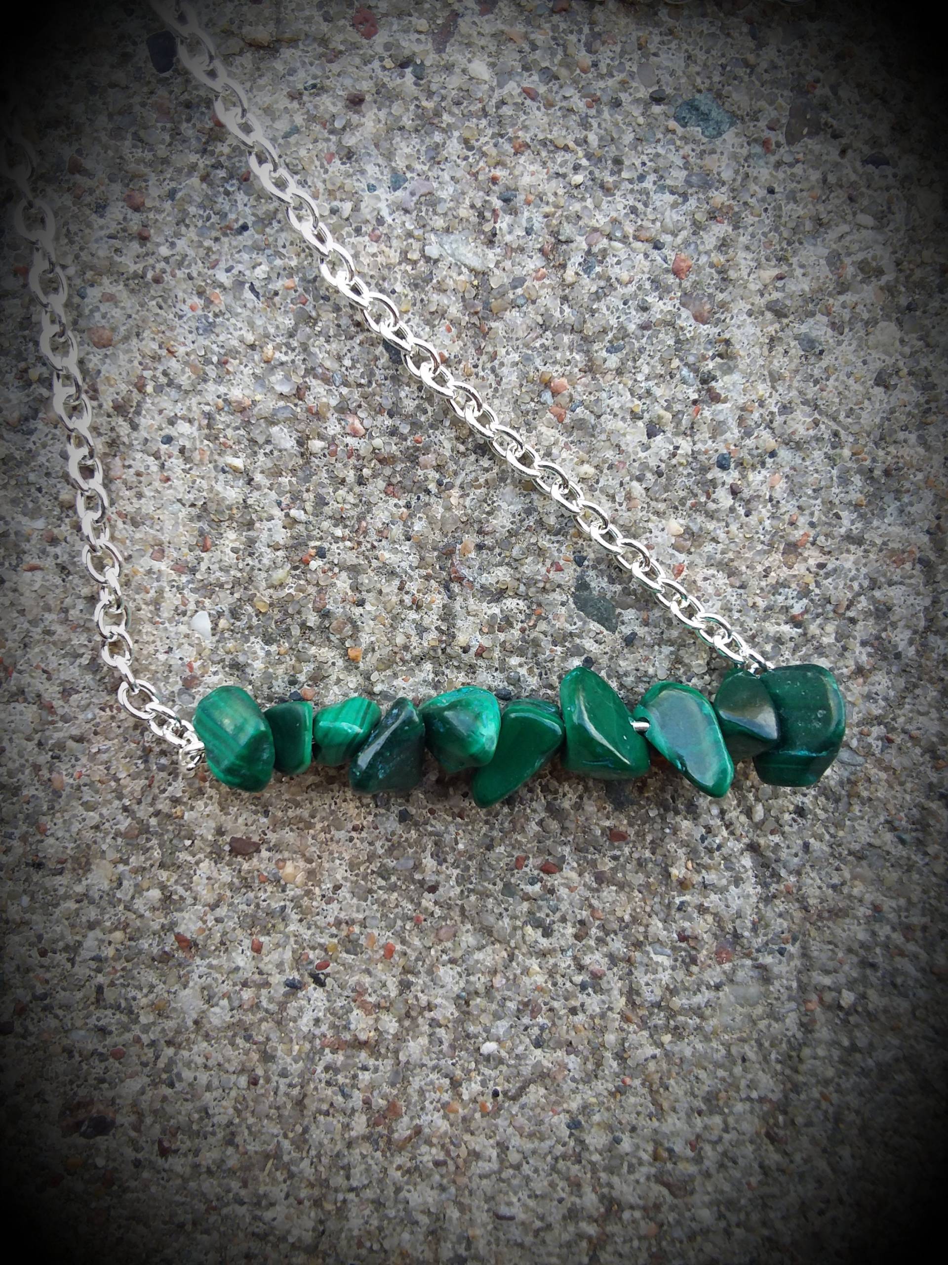 Zierliche Malachit Splitter Halskette, Sterling Silber Überzogene Kette von KrystalineElegance