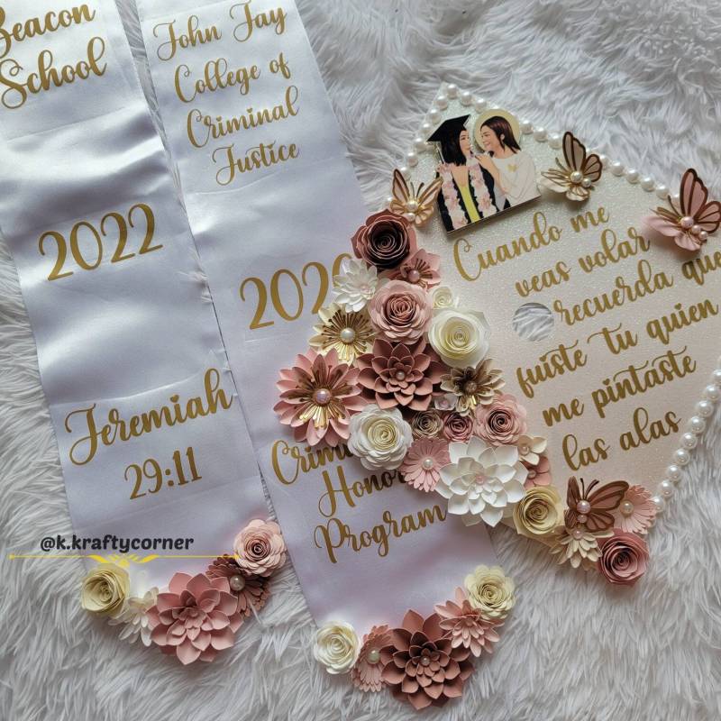 Abschlusskappe Topper/Blume Glitzer Anpassbar Schmetterlinge Abschluss Stola von KsKraftyCorner