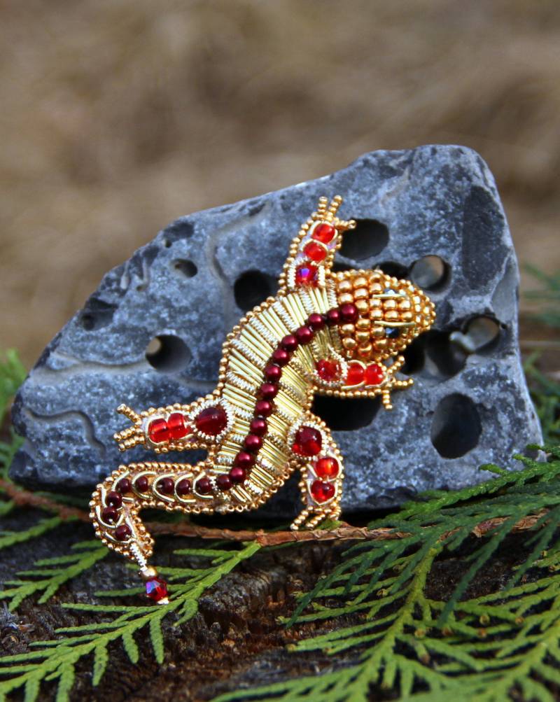 Gestickte Brosche "Goldene Eidechse" Gestickte Brosche "Goldene Eidechse" von KsanaPLUMARIA