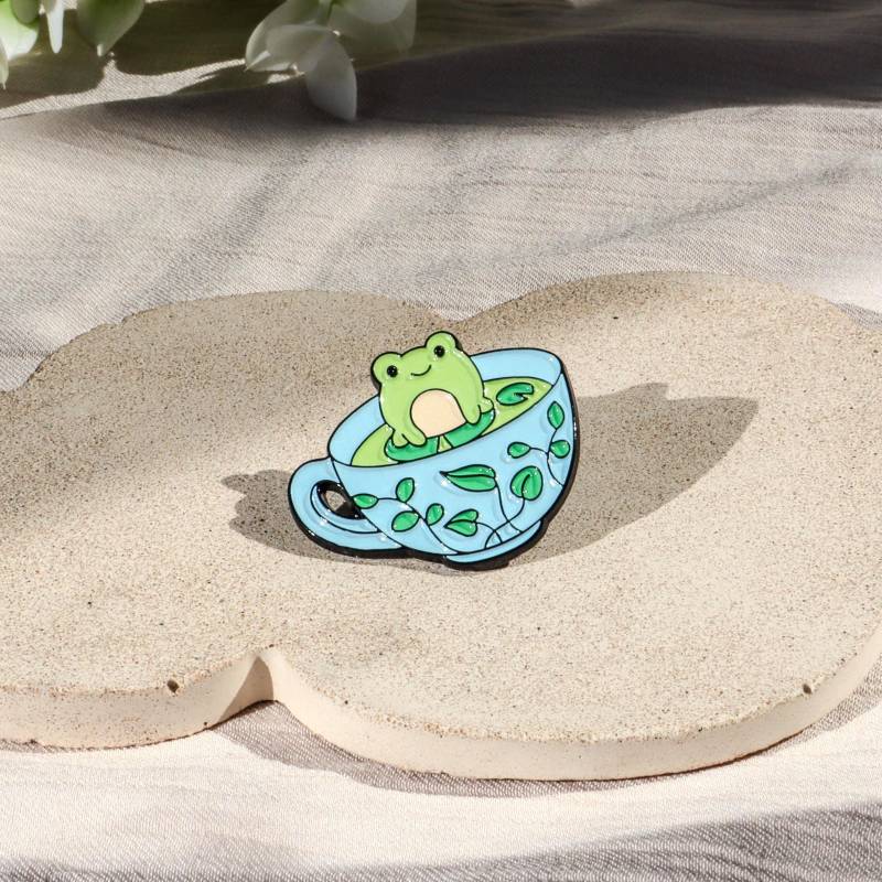 Frosch Emaille Pin Kleines Tier Brosche Für Sammler Kawaii Grüner in Einer Tasse Niedlich Anstecknadel Schmuck Rucksack Charm Geschenk Unter 10 von Kscrafthouseofficial