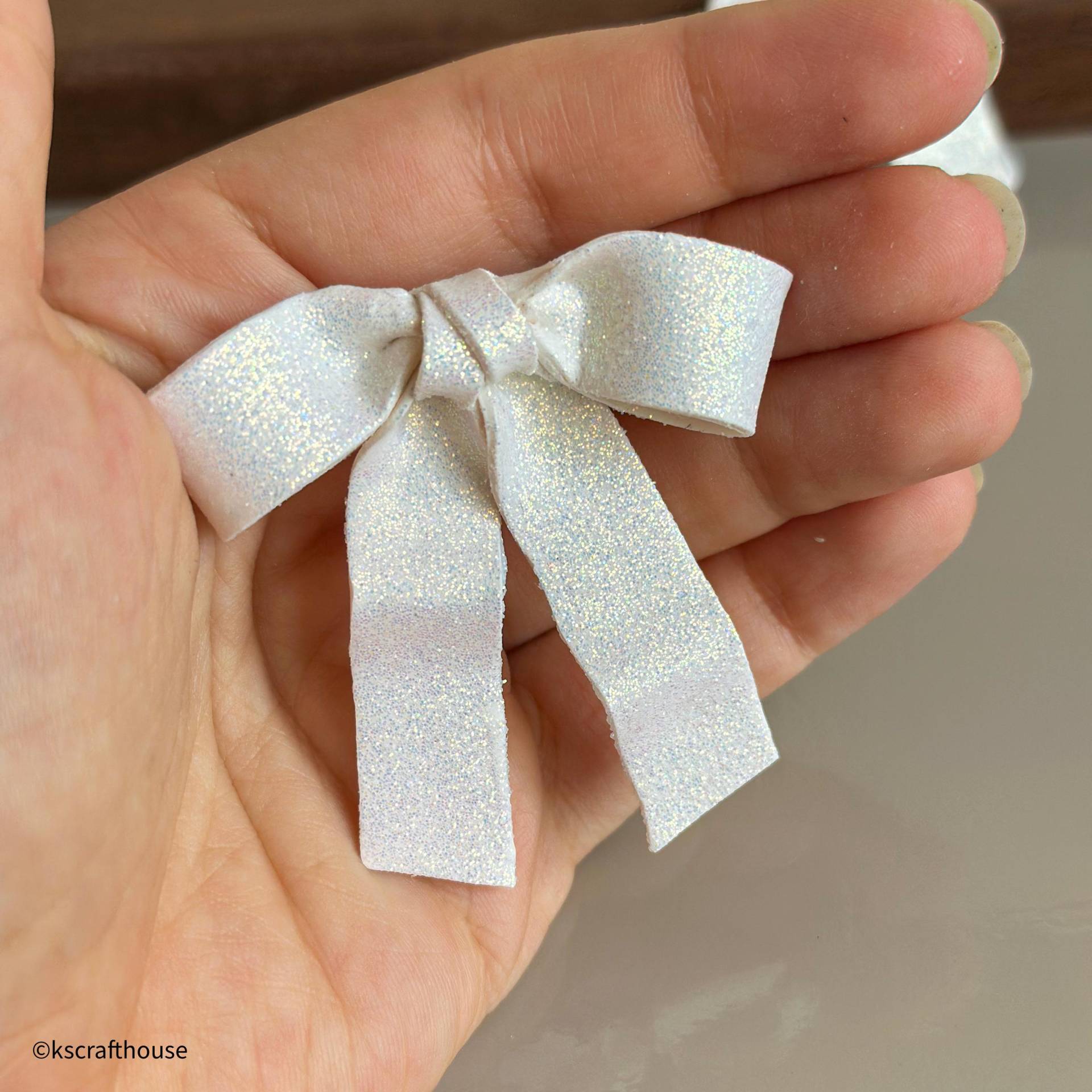Handgemachte Weiße Polymer Clay Bogen Ohrringe Mit 24K Vergoldeten Messing, Leichter Statement Schmuck, Elegantes Und Einzigartiges Geschenk Für Sie Handgemachte Weiße Polymer Clay Bogen Ohrringe Mit 24K Vergoldeten Messing, Leichter Statement Schmuck, Elegantes Und Einzigartiges Geschenk Für Sie von Kscrafthouseofficial