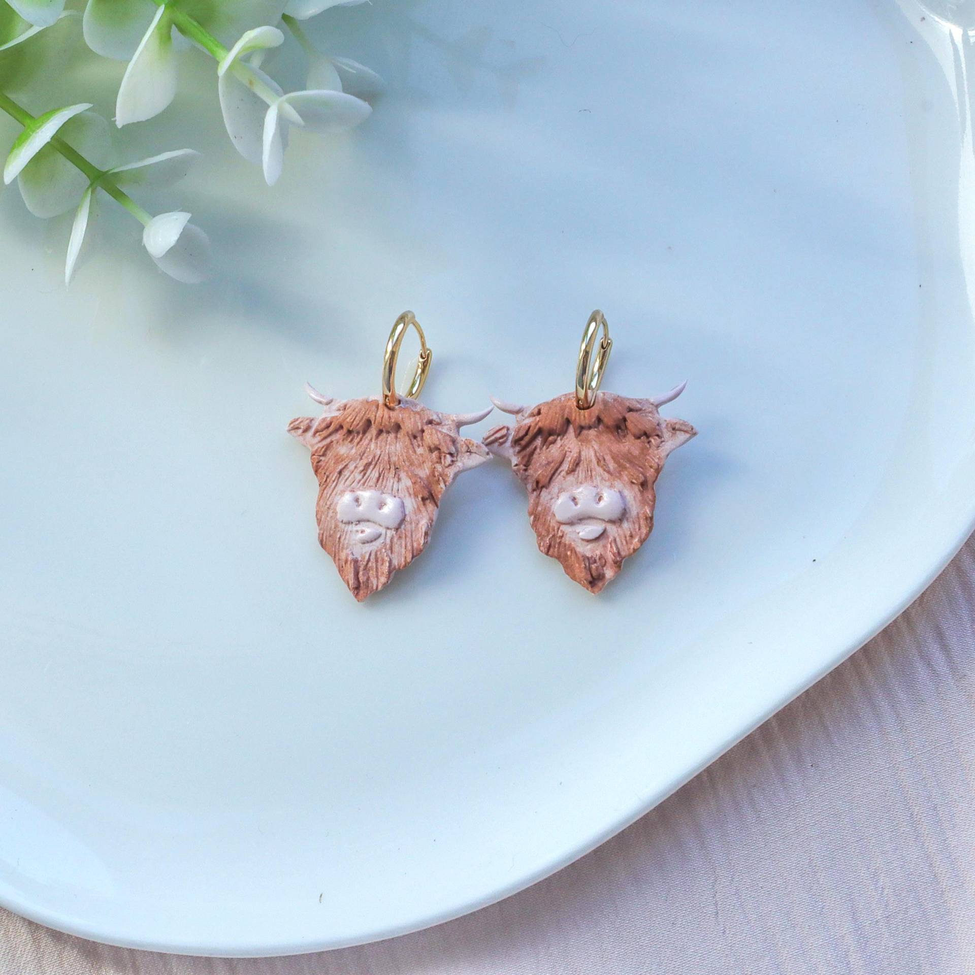 Highland Cow Clay Hoop Ohrringe - 24K Vergoldete Huggie Polymer Schmuckstücke Highland Cow Clay Hoop Ohrringe - 24K Vergoldete Huggie Polymer Schmuckstücke von Kscrafthouseofficial
