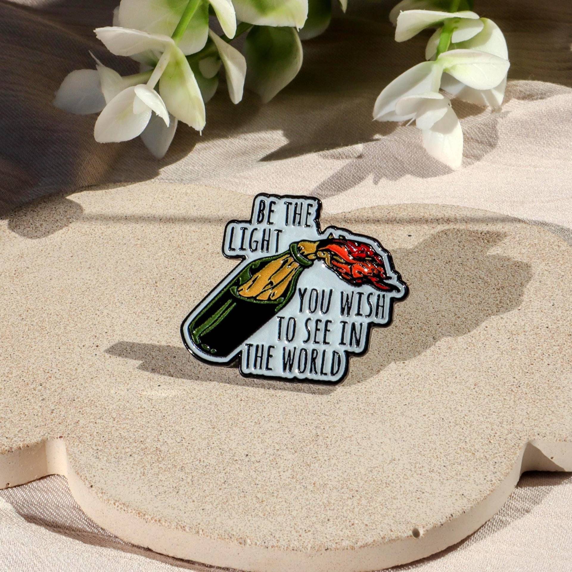 Inspirieren Emaille Pin Be The Light You Wish To See Motiv Brosche Schmuck Positives Zitat Revers Abzeichen Taschenanhänger Geschenk Unter 10 Inspirieren Emaille Pin Be The Light You Wish To See Motiv Brosche Schmuck Positives Zitat Revers Abzeichen Taschenanhänger Geschenk Unter 10 von Kscrafthouseofficial