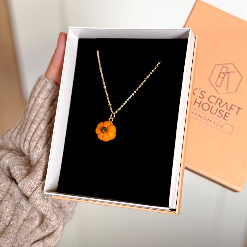 Kürbis Anhänger Halskette - Handgemachter Fimo Lebensmittel Schmuck Mit Edelstahlkette von Kscrafthouseofficial