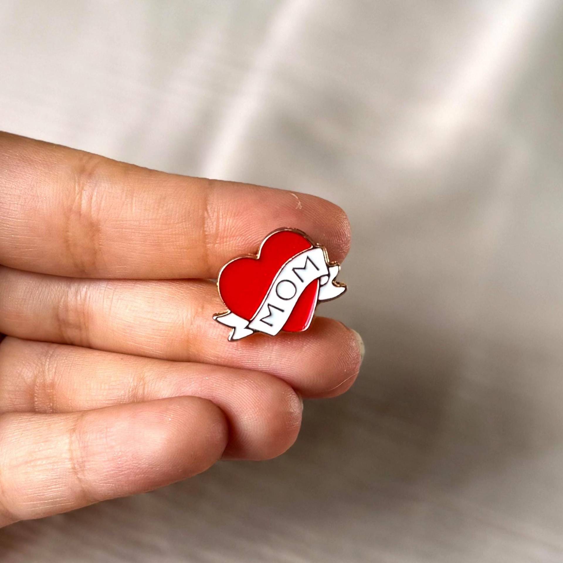 Mutter Herz Emaille Pin Süsse Rote Anstecknadel Taschenanhänger Jacke Brosche Neuheit Geschenk Für Unter 10 Abzeichen Sie Mutter Herz Emaille Pin Süsse Rote Anstecknadel Taschenanhänger Jacke Brosche Neuheit Geschenk Für Unter 10 Abzeichen Sie von Kscrafthouseofficial