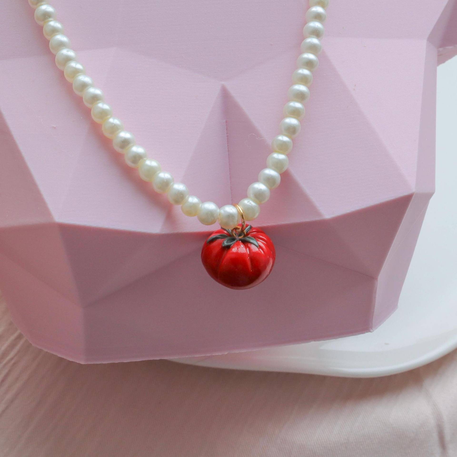 Süßwasserperle Halskette Mit Tomate Charm - Kitsch Obst Anhänger Essen Schmuck Süßwasserperle Halskette Mit Tomate Charm - Kitsch Obst Anhänger Essen Schmuck von Kscrafthouseofficial
