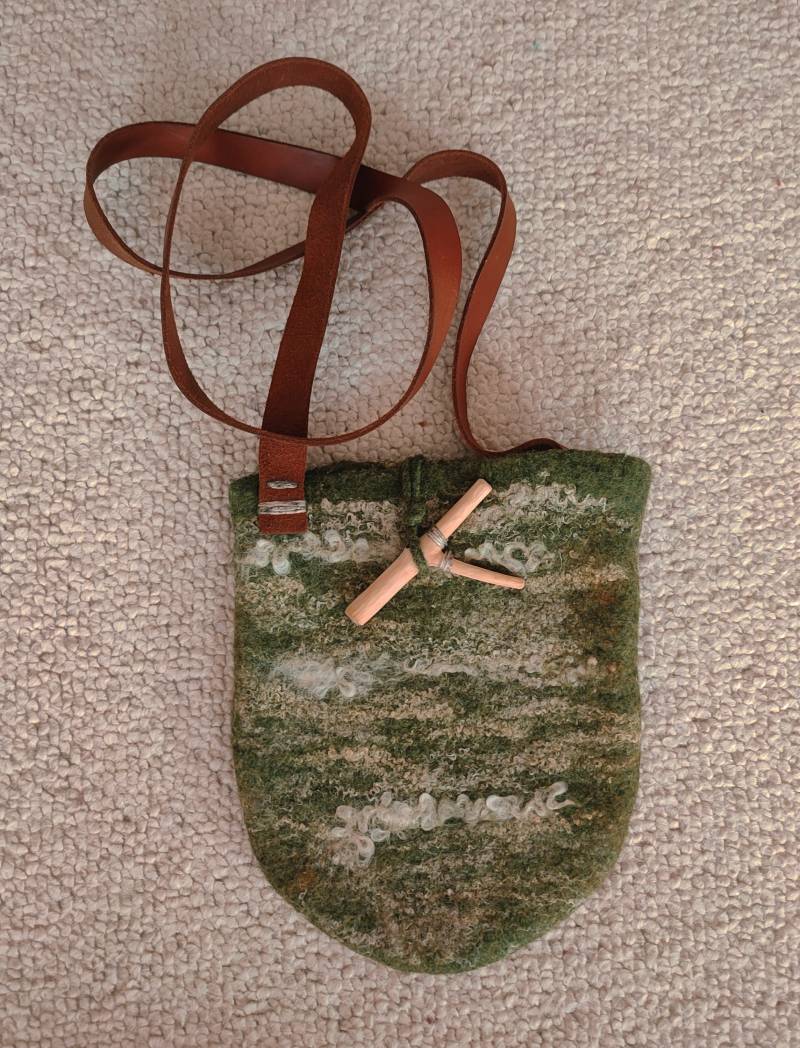 Waldgeschichte, Handgefilzte Crossbody Tasche, Filztasche Zum Umhängen von KseniiaMakosh
