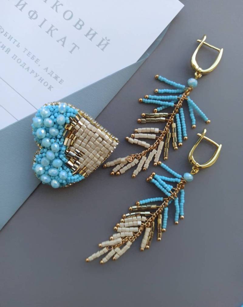 Brosche Herz & Ohrringe in Blau Und Gelb Tönen, Perlen - Bestickter Zweig Mit Strasssteinen von KsenijaVitaliDesigns