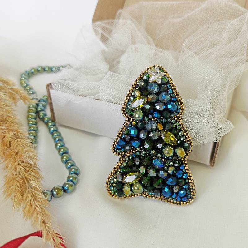 Geschenk Für Sie, Weihnachtsgeschenk, Mutter, Handgemachte Perlenbrosche - Bestickter Zweig Mit Perlen Und Strasssteinen, Brosche Weihnachtsbaum von KsenijaVitaliDesigns