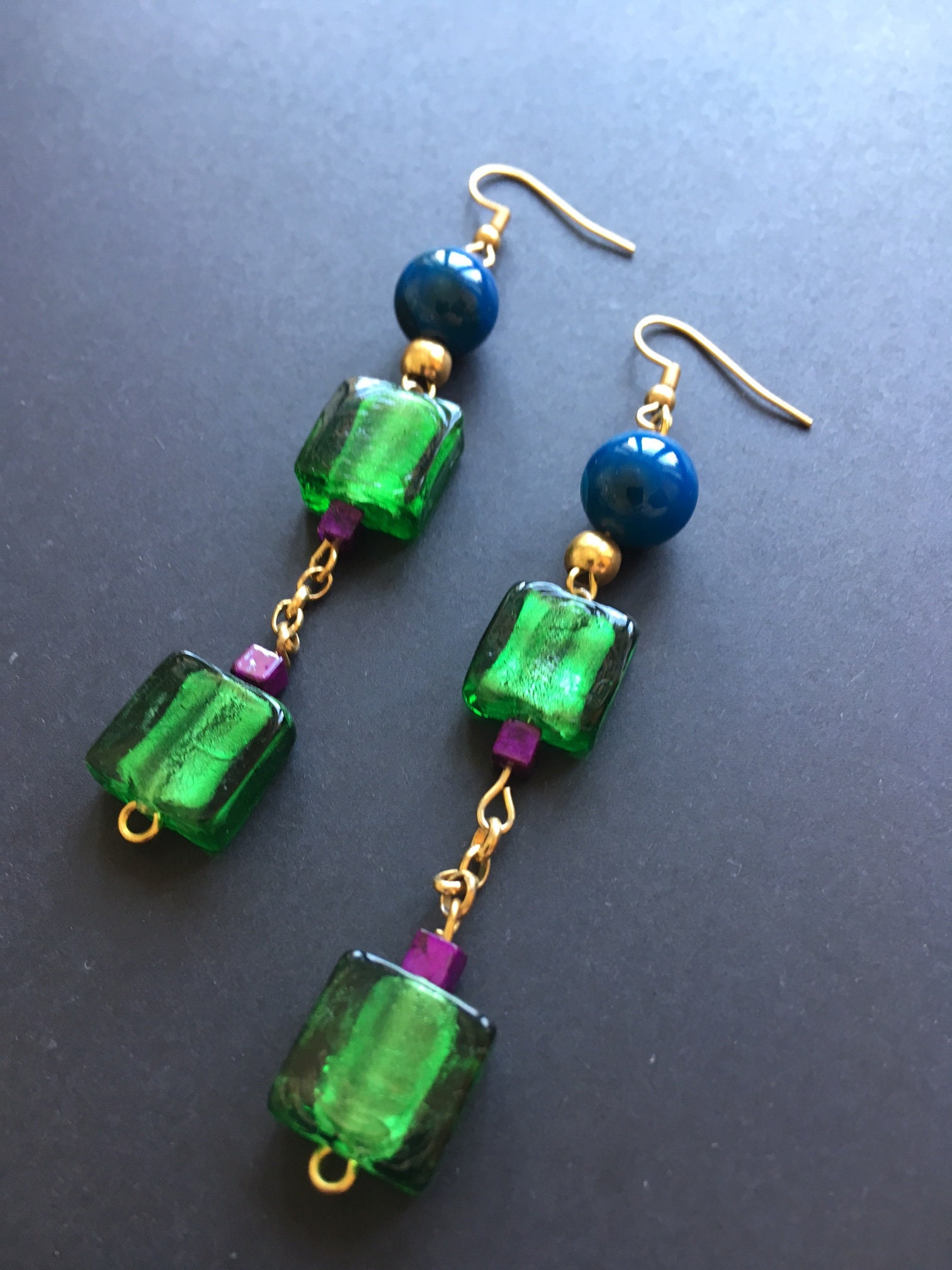 Art Deco Ohrringe, Grüne Und Goldene Baumeln Recycelte Glasperlen Art Deco Ohrringe, Grüne Und Goldene Baumeln Recycelte Glasperlen von KucharkaZen