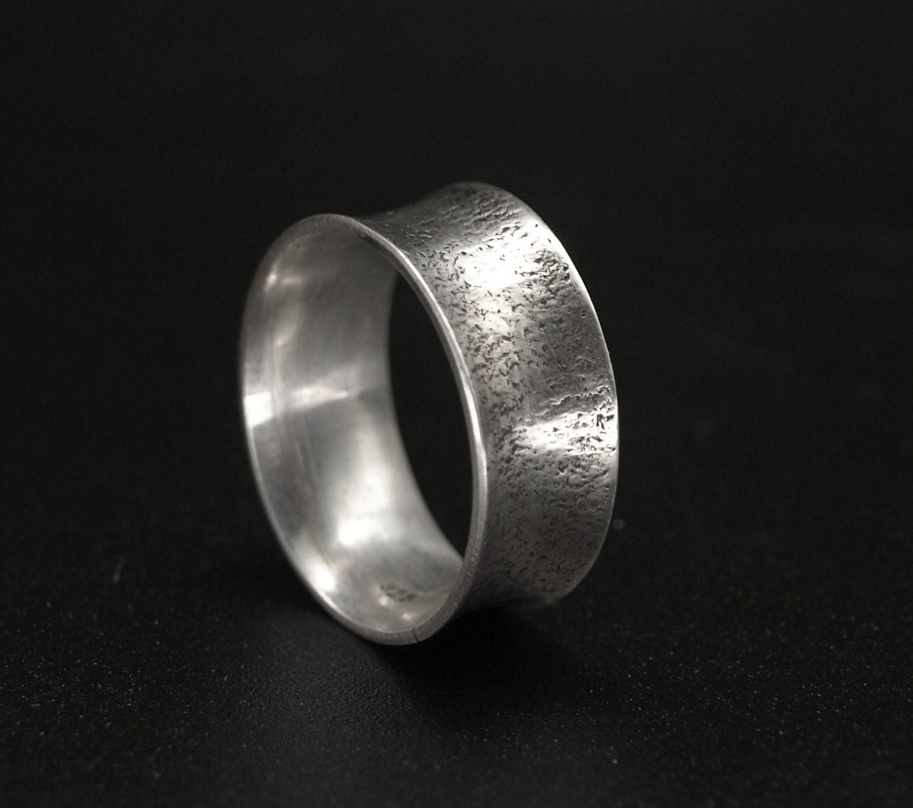 Bombierter Strukturierter Ring Aus Silber 935, Damen Und Herrenring Gewölbt, Boldring Gepunktet Strukturiert, Partnerringe von KudawPellu