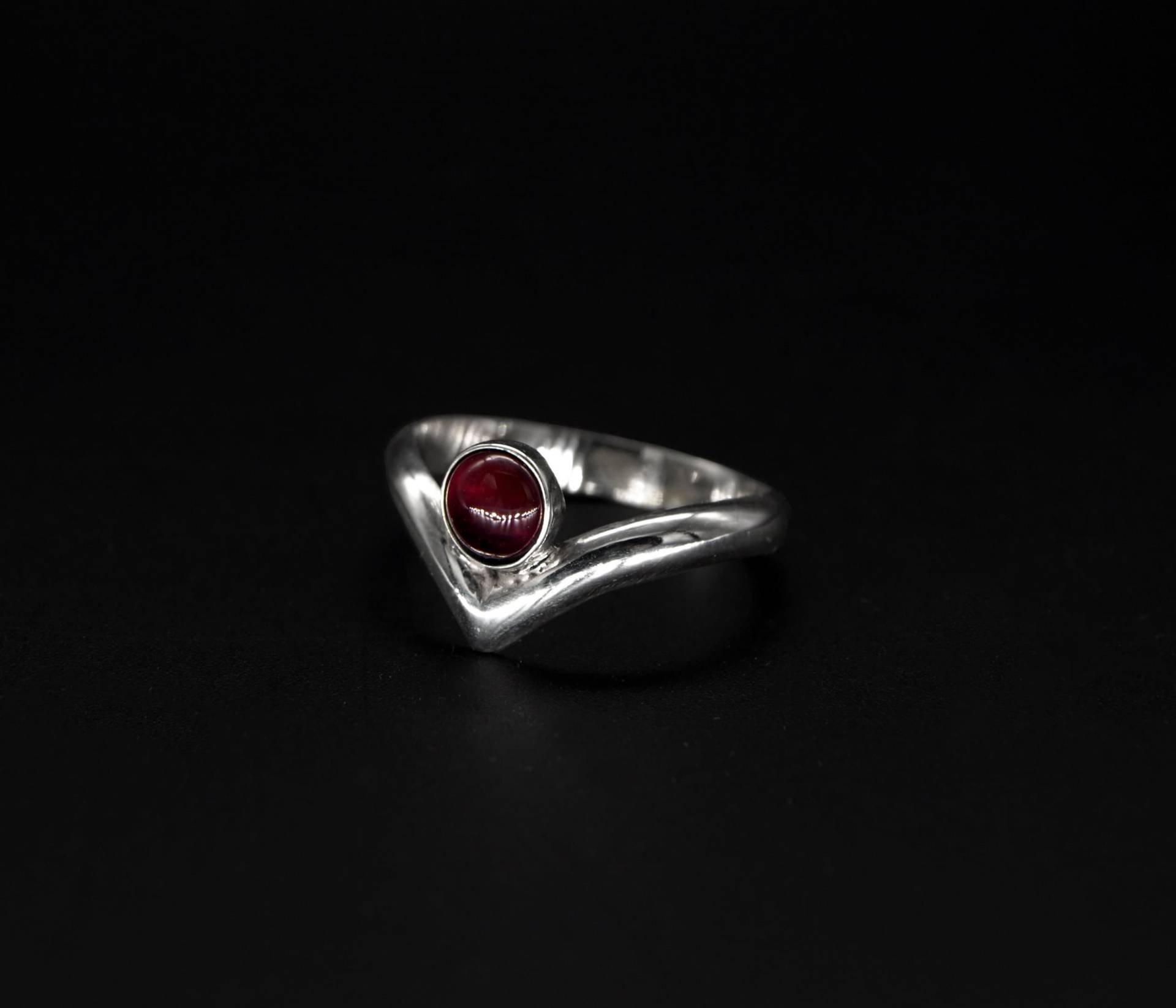 Chevron Ring Sterling Silber 925 Mit Eingefasstem Granat, Handgefertigt, Geschenk von KudawPellu