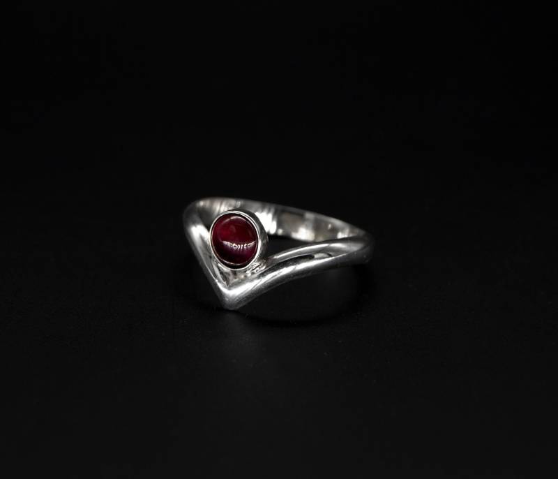 Chevron Ring Sterling Silber 925 Mit Eingefasstem Granat, Handgefertigt, Geschenk Chevron Ring Sterling Silber 925 Mit Eingefasstem Granat, Handgefertigt, Geschenk von KudawPellu