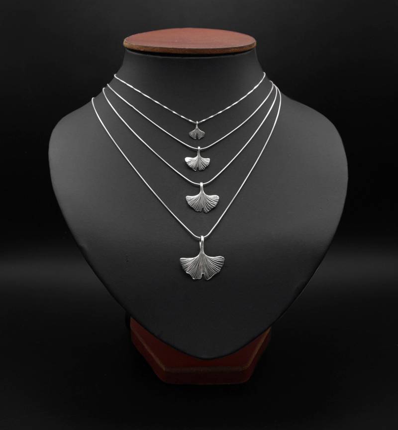 Ginkgo Blatt Anhänger Mit Kette, Sterlingsilber 925, Handgefertigt in Deutschland Ginkgo Blatt Anhänger Mit Kette, Sterlingsilber 925, Handgefertigt in Deutschland von KudawPellu