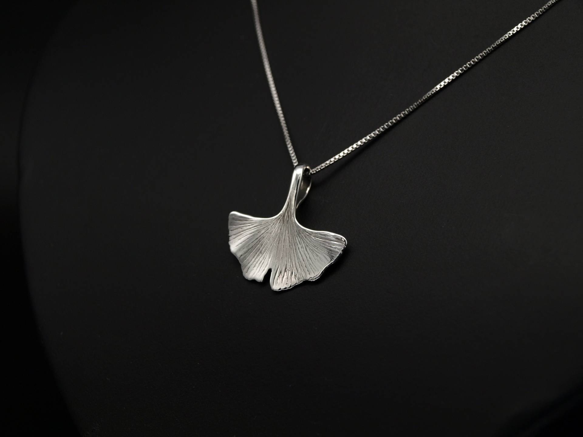 Ginkgo Blatt Anhänger in 925 Sterling Silber, Handgefertigt, Geschenk von KudawPellu