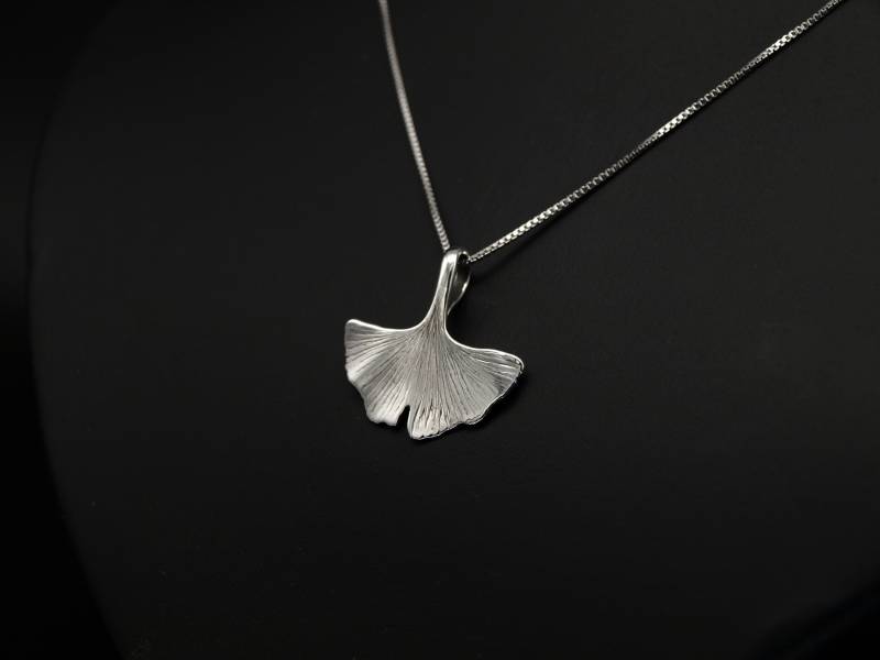 Ginkgo Blatt Anhänger in 925 Sterling Silber, Handgefertigt, Geschenk von KudawPellu