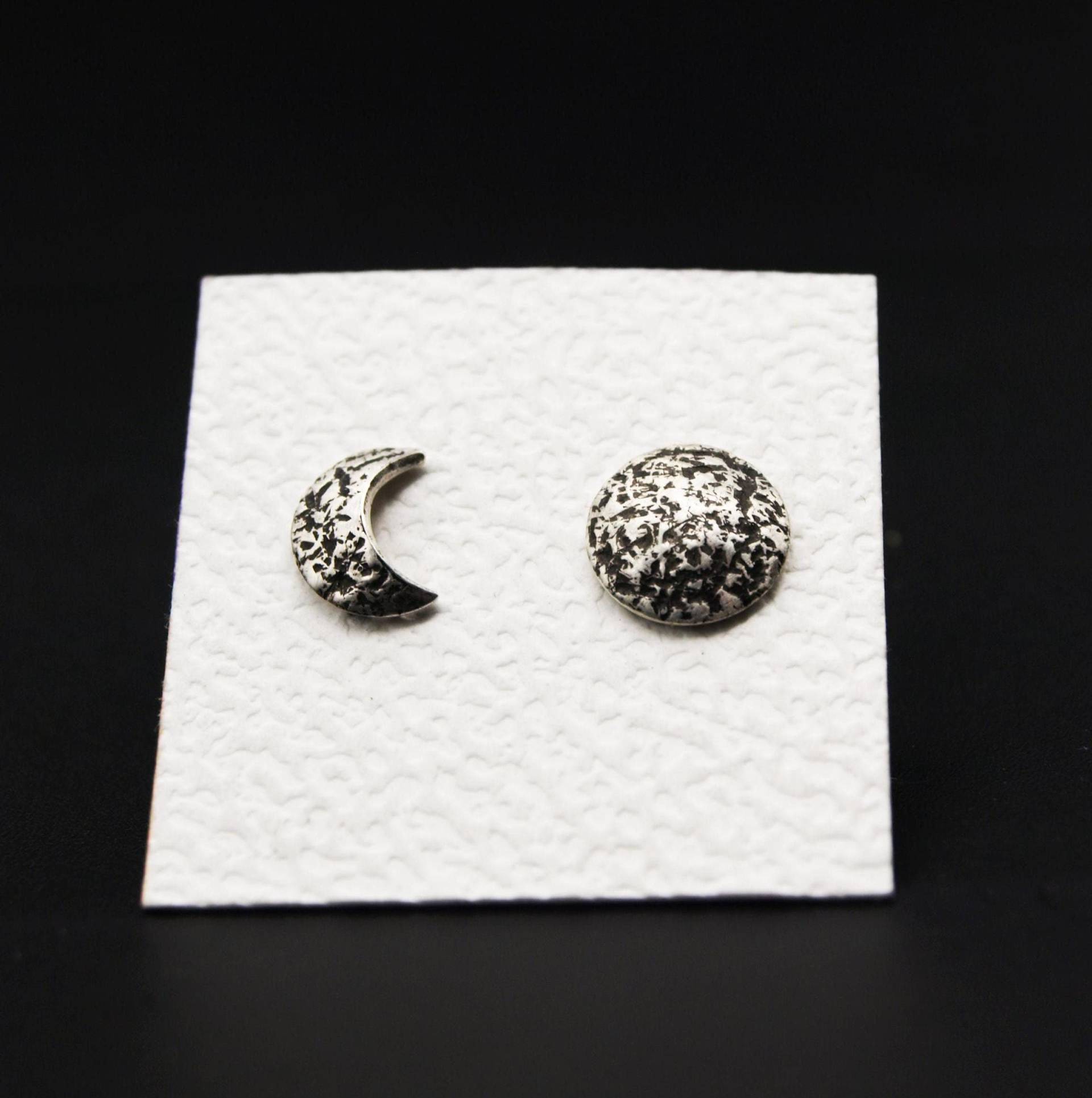 Kleine Mond Ohrstecker, Halbmond Und Vollmond Ohrringe Paar, Strukturiert, Sterlingsilber 925, Handgemacht in Deutschland von KudawPellu