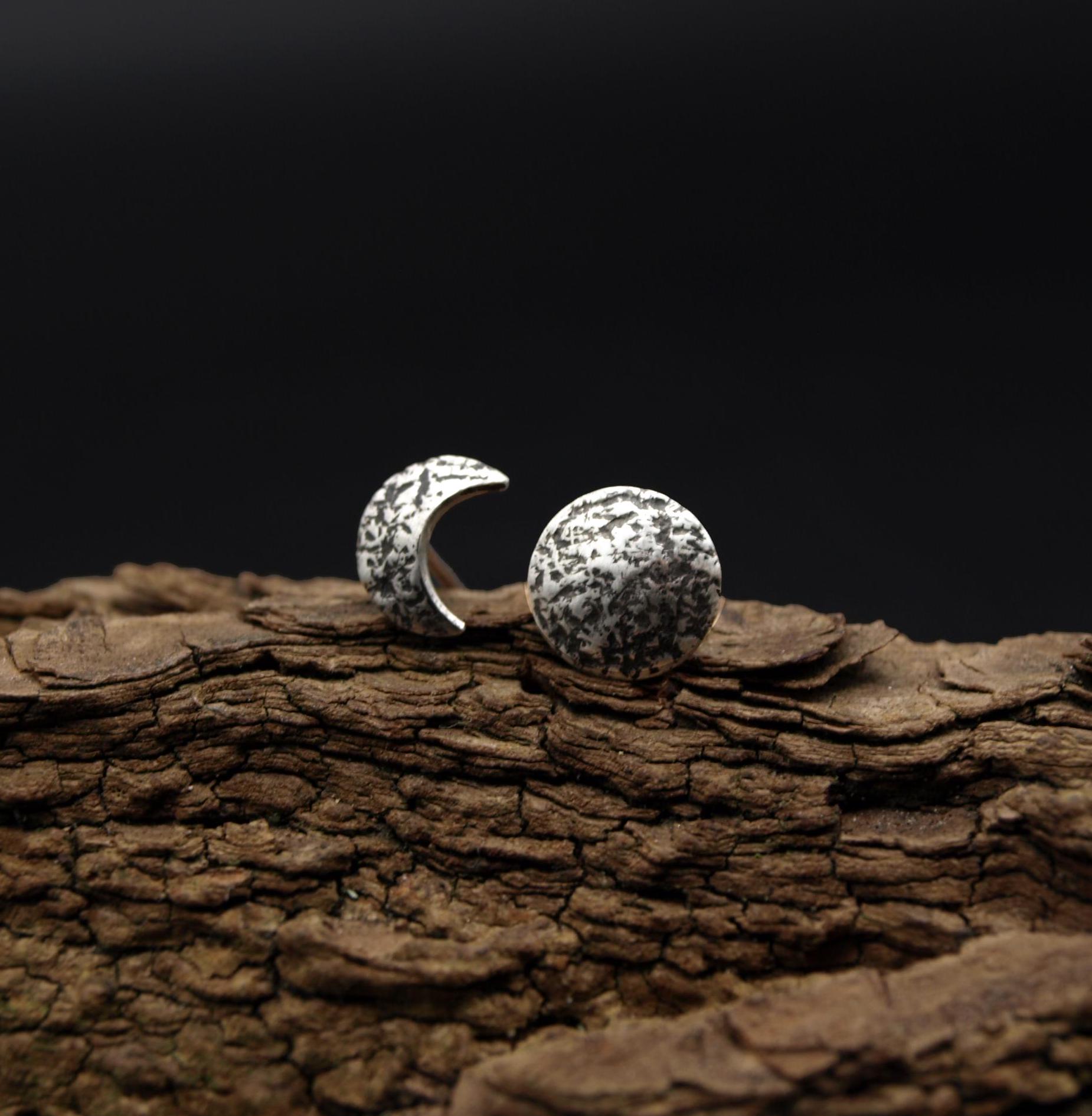 Kleine Mond Ohrstecker | 0, 8mm, Halbmond Und Vollmond Ohrringe Paar, Strukturiert, Sterlingsilber 925, Handgemacht in Deutschland von KudawPellu