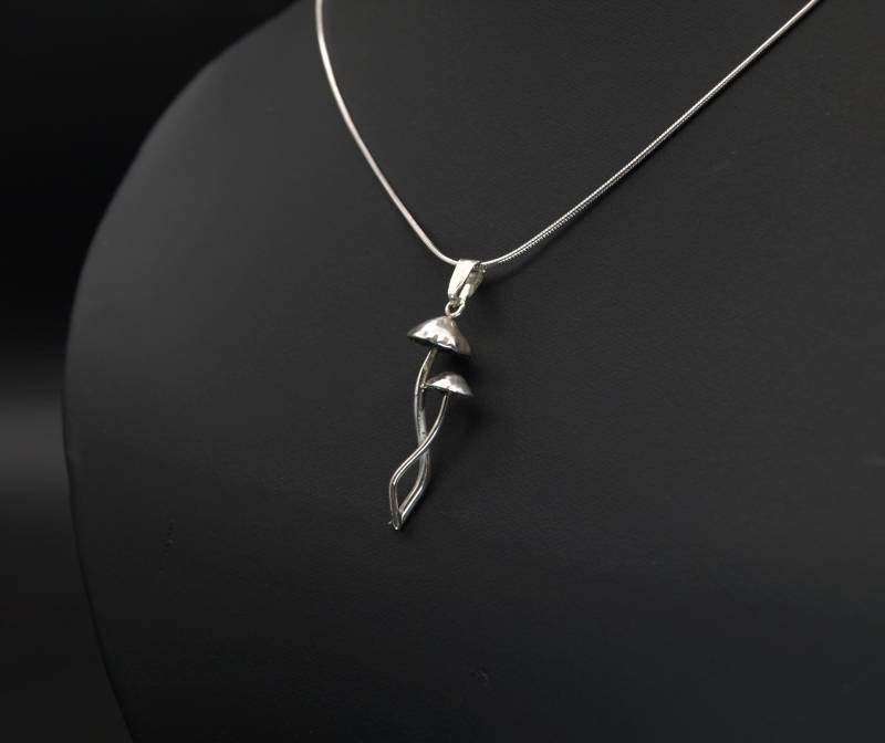 Kleiner Pilz Anhänger Mit Kette, Sterling Silber 925, Handgemacht in Deutschland Kleiner Pilz Anhänger Mit Kette, Sterling Silber 925, Handgemacht in Deutschland von KudawPellu