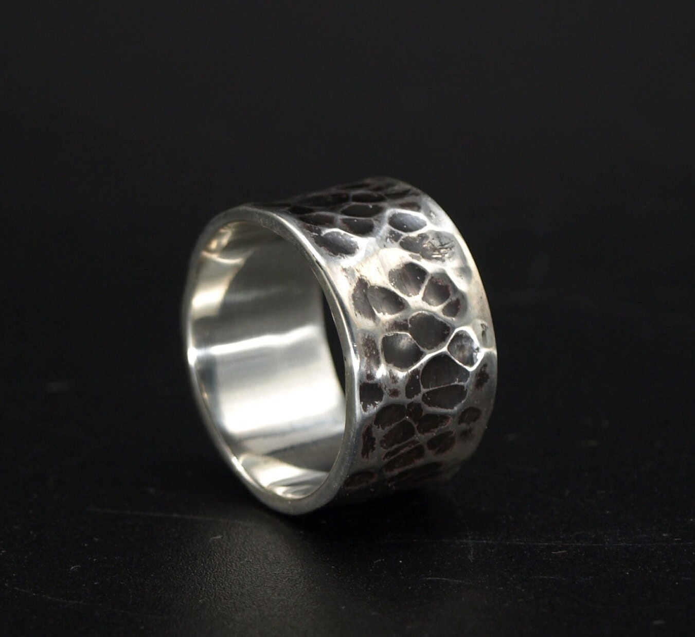 Massiver Silber Ring Gehämmert Und Teilweise Geschwärzt, Herrenring, Damenring Massiv, Daumenring Breit in 935, Geschenk von KudawPellu