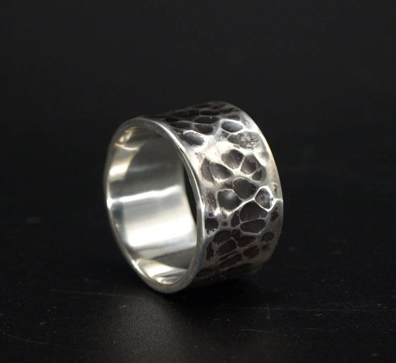 Massiver Silber Ring Gehämmert Und Teilweise Geschwärzt, Herrenring, Damenring Massiv, Daumenring Breit in 935, Geschenk Massiver Silber Ring Gehämmert Und Teilweise Geschwärzt, Herrenring, Damenring Massiv, Daumenring Breit in 935, Geschenk von KudawPellu