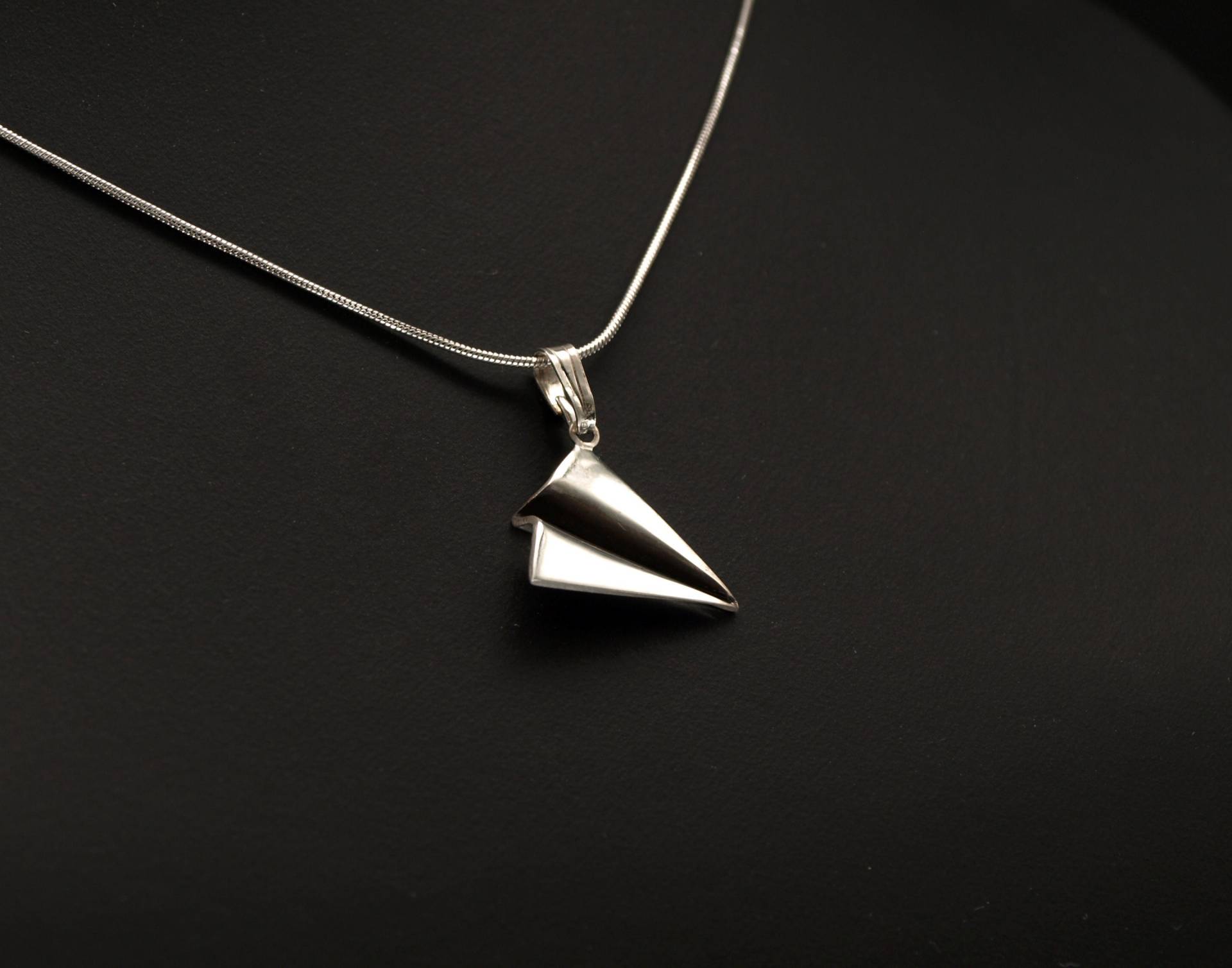 Papierflieger Anhänger in Sterling Silber, Kleines Papierflugzeug Handgefertigt, Geschenk von KudawPellu