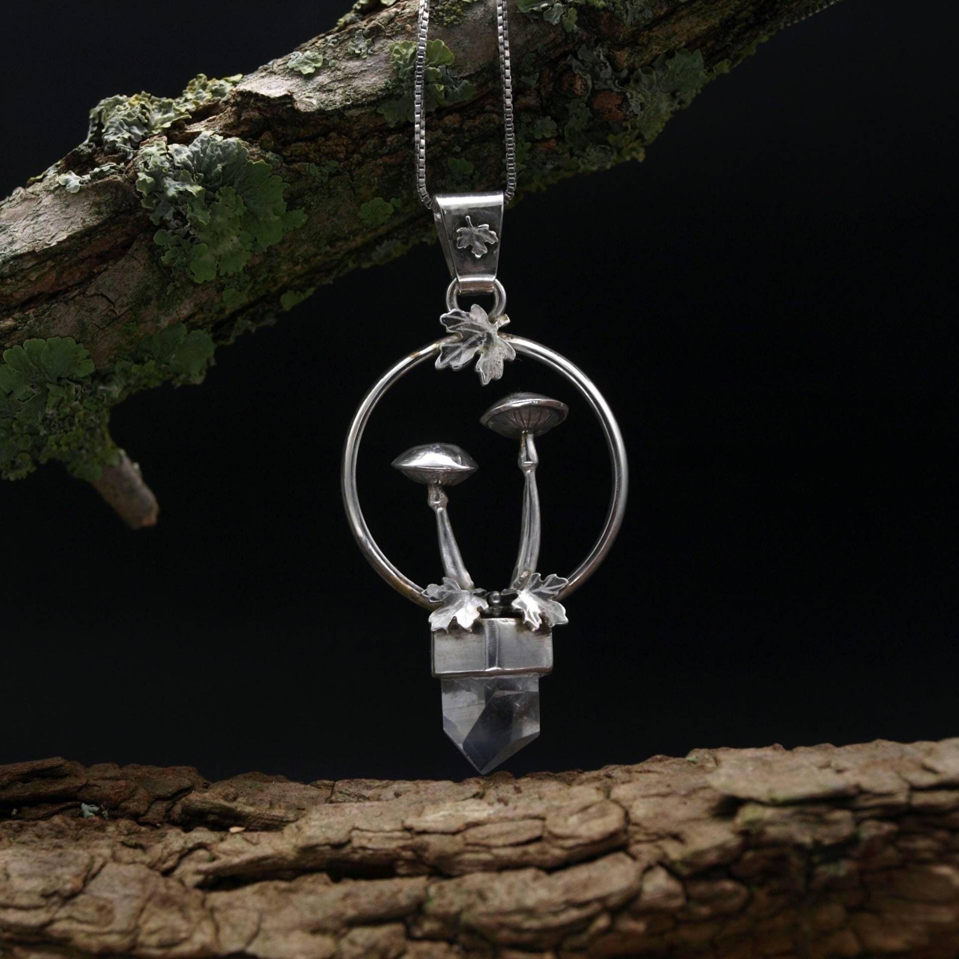 Pilz Anhänger Mit Bergkristall Und Kleinen Ahorn Blättern Verziert, Sterlingsilber 925, Unikat, Handgefertigt von KudawPellu