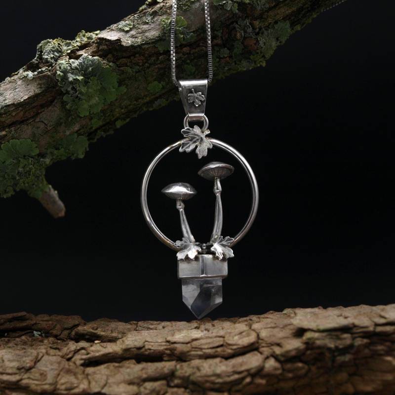 Pilz Anhänger Mit Bergkristall Und Kleinen Ahorn Blättern Verziert, Sterlingsilber 925, Unikat, Handgefertigt Pilz Anhänger Mit Bergkristall Und Kleinen Ahorn Blättern Verziert, Sterlingsilber 925, Unikat, Handgefertigt von KudawPellu