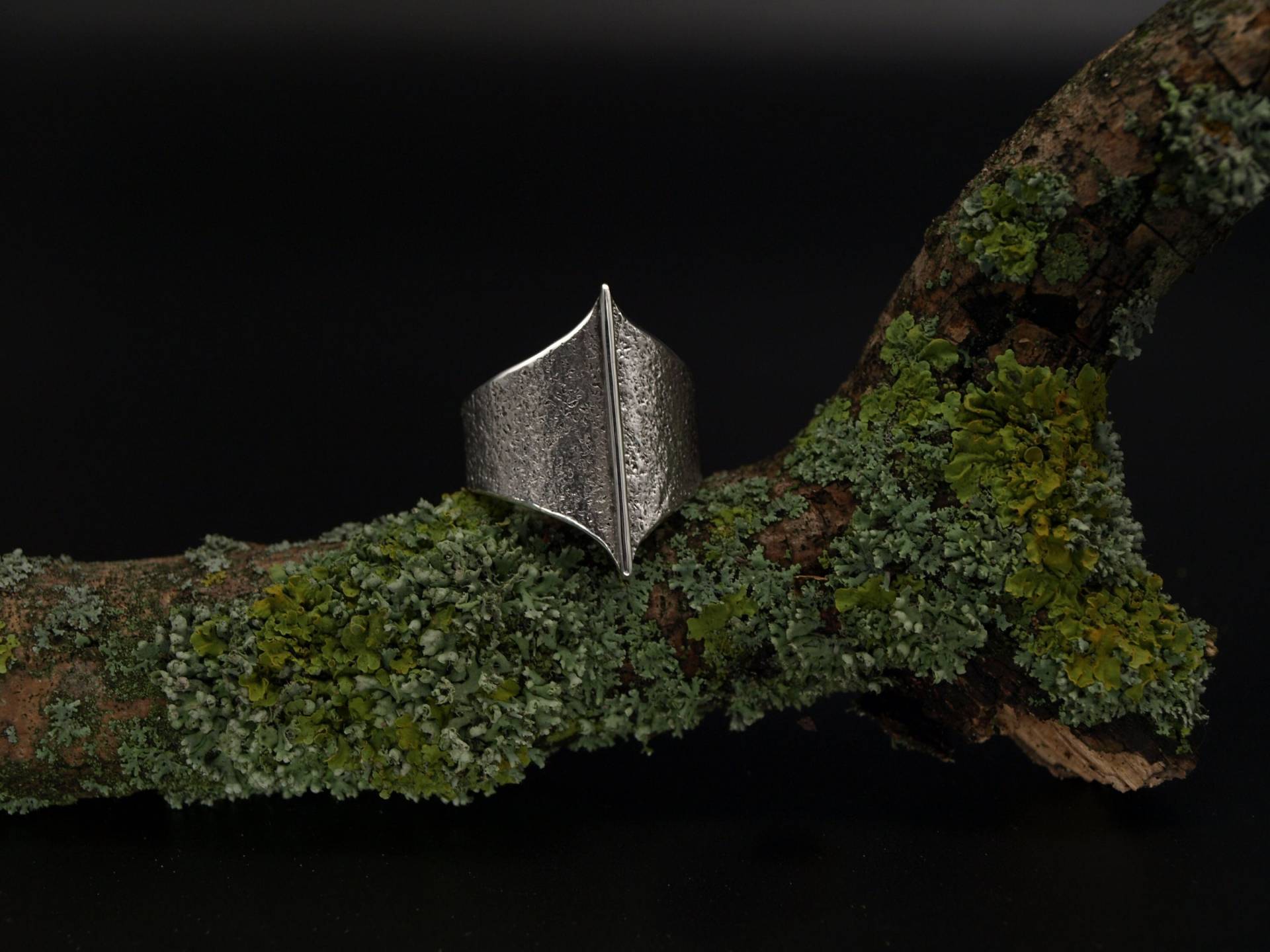Schildring, Grob Struktruriert, Steg Mittig, Sterlingsilber 925 von KudawPellu
