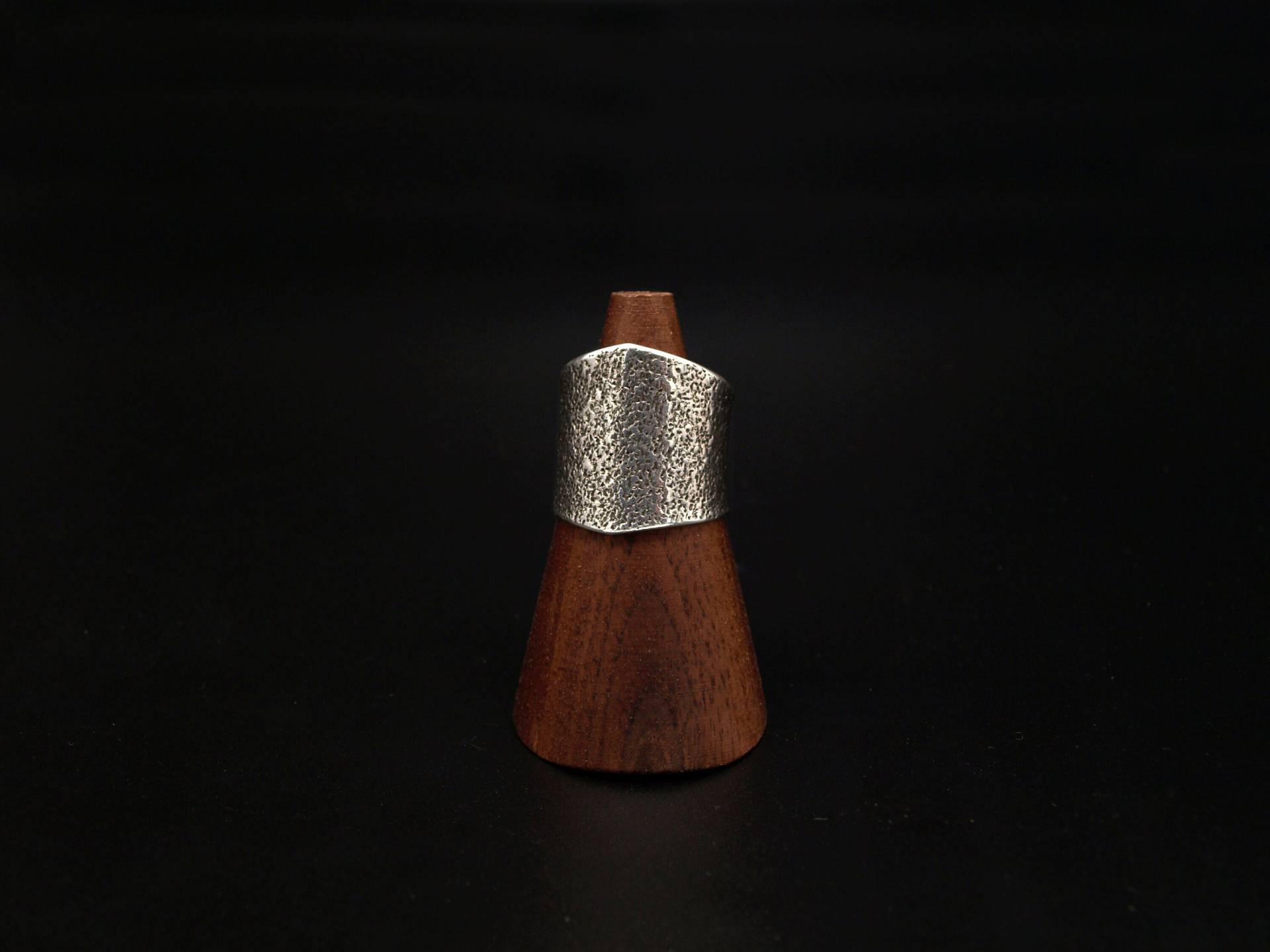 Schildring, Grob Struktruriert, Sterlingsilber 925 von KudawPellu