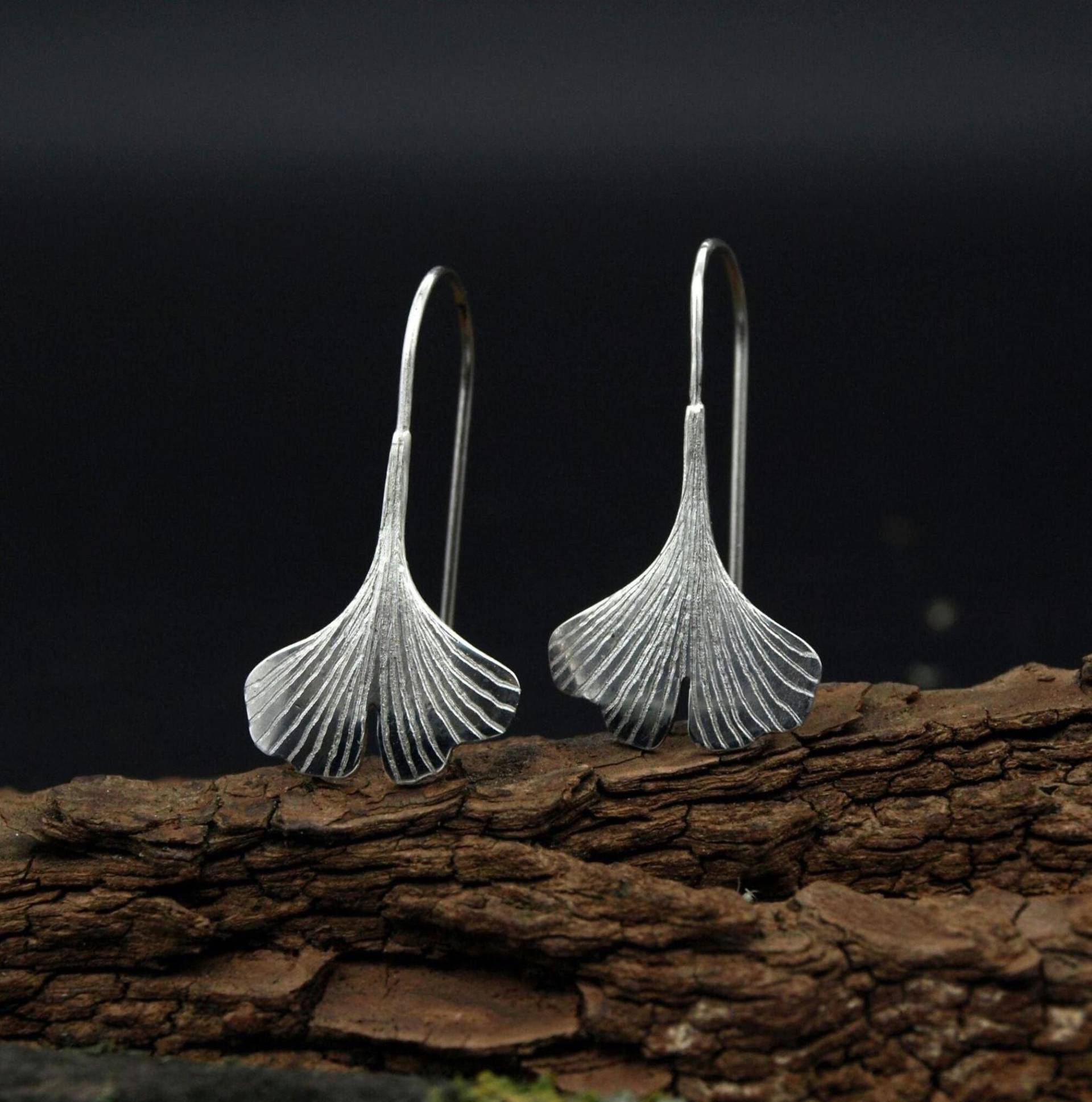 Zarte Ginkgo Blatt Ohrringe Aus Sterlingsilber 925, Ohrhänger, Handgefertigt in Deutschland, Geschenk von KudawPellu