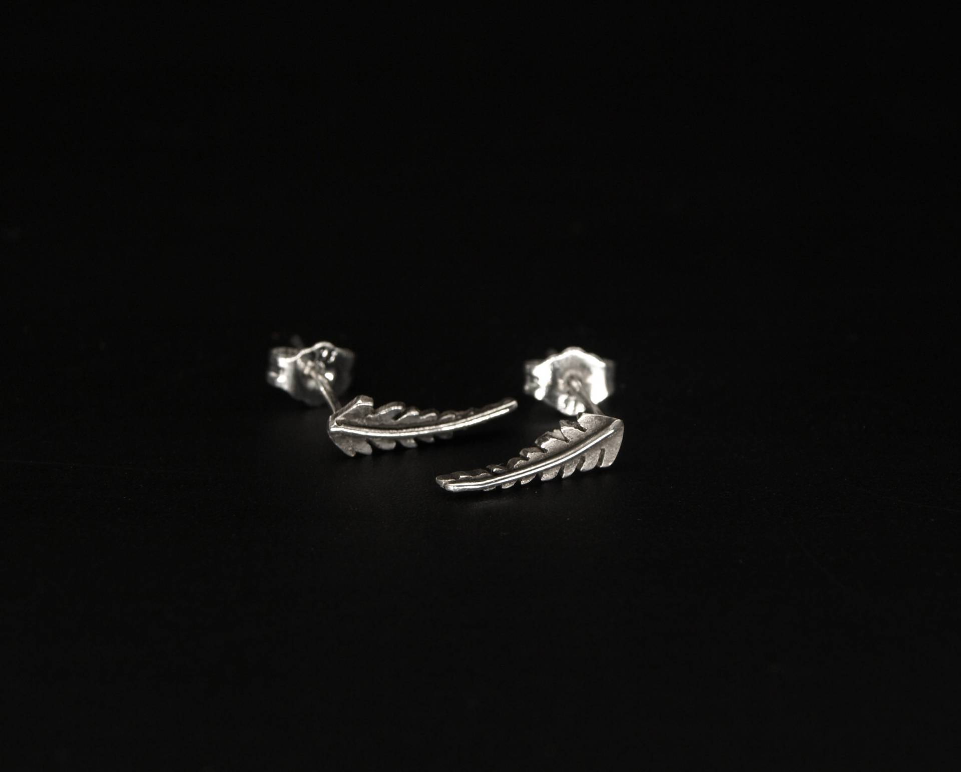 Zarte Kleine Farn Ohrstecker, Mini Ohrringe, Sterling Silber 925, Handgefertigt, Geschenk von KudawPellu