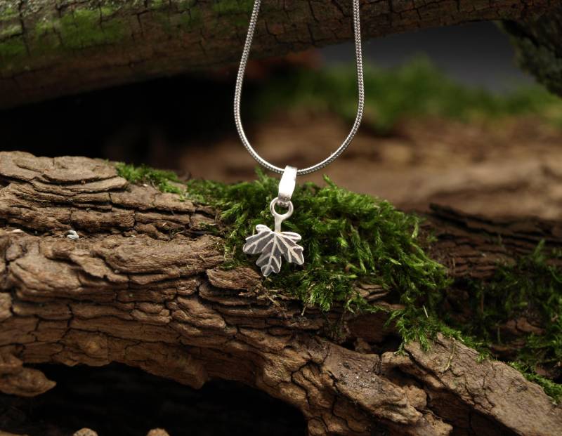 Zarter Feldahorn/ Ahorn Blatt Anhänger Mit Kette, Hergestellt in Deutschland, Geschenk Zarter Feldahorn/ Ahorn Blatt Anhänger Mit Kette, Hergestellt in Deutschland, Geschenk von KudawPellu