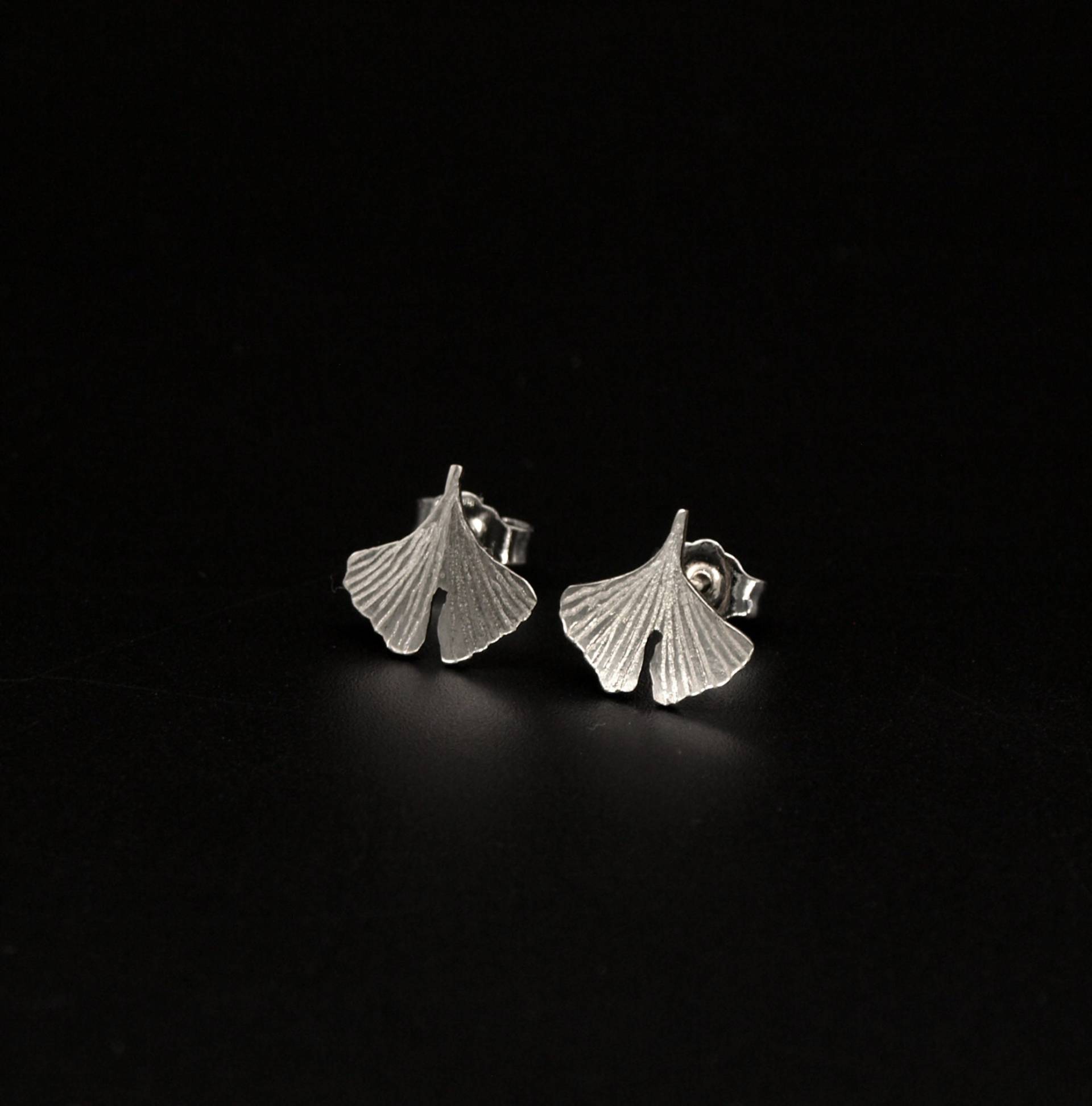 Zierliche Ginkgo Blatt Ohrstecker Aus 925 Sterling Silber, Handgearbeitet, Geschenk von KudawPellu